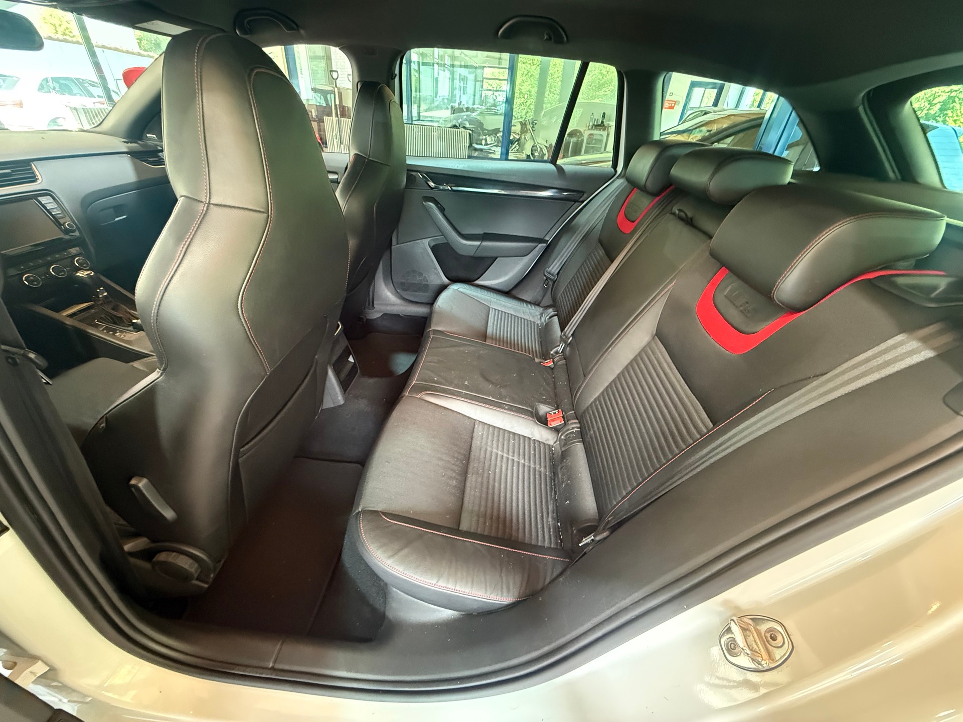 SKODA Octavia Combi 2.0 TDI RS DSG-image-5