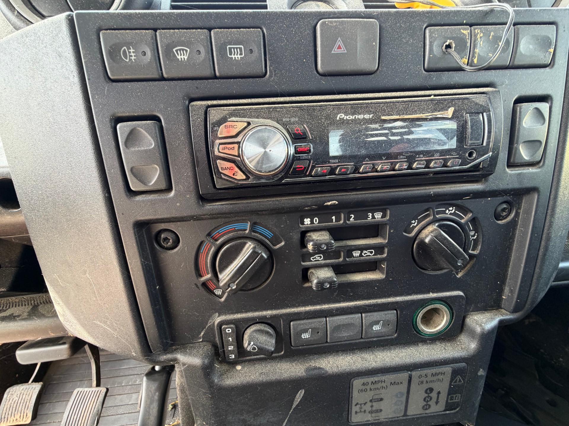 LAND ROVER Defender 130 2.2 TD4 Chassis Cab-image-11