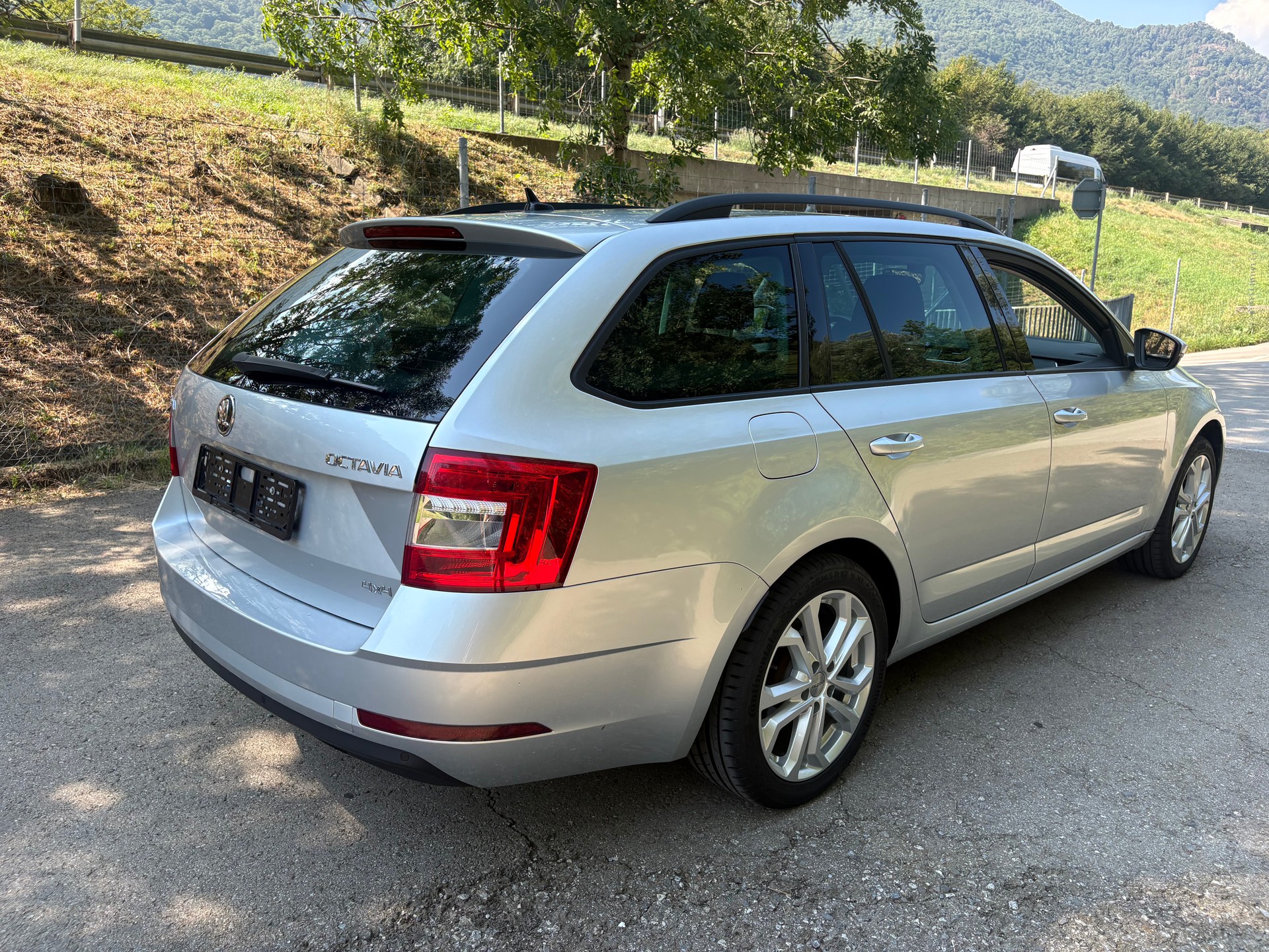 SKODA Octavia Combi 2.0 TDI Ambition 4x4 DSG-image-2