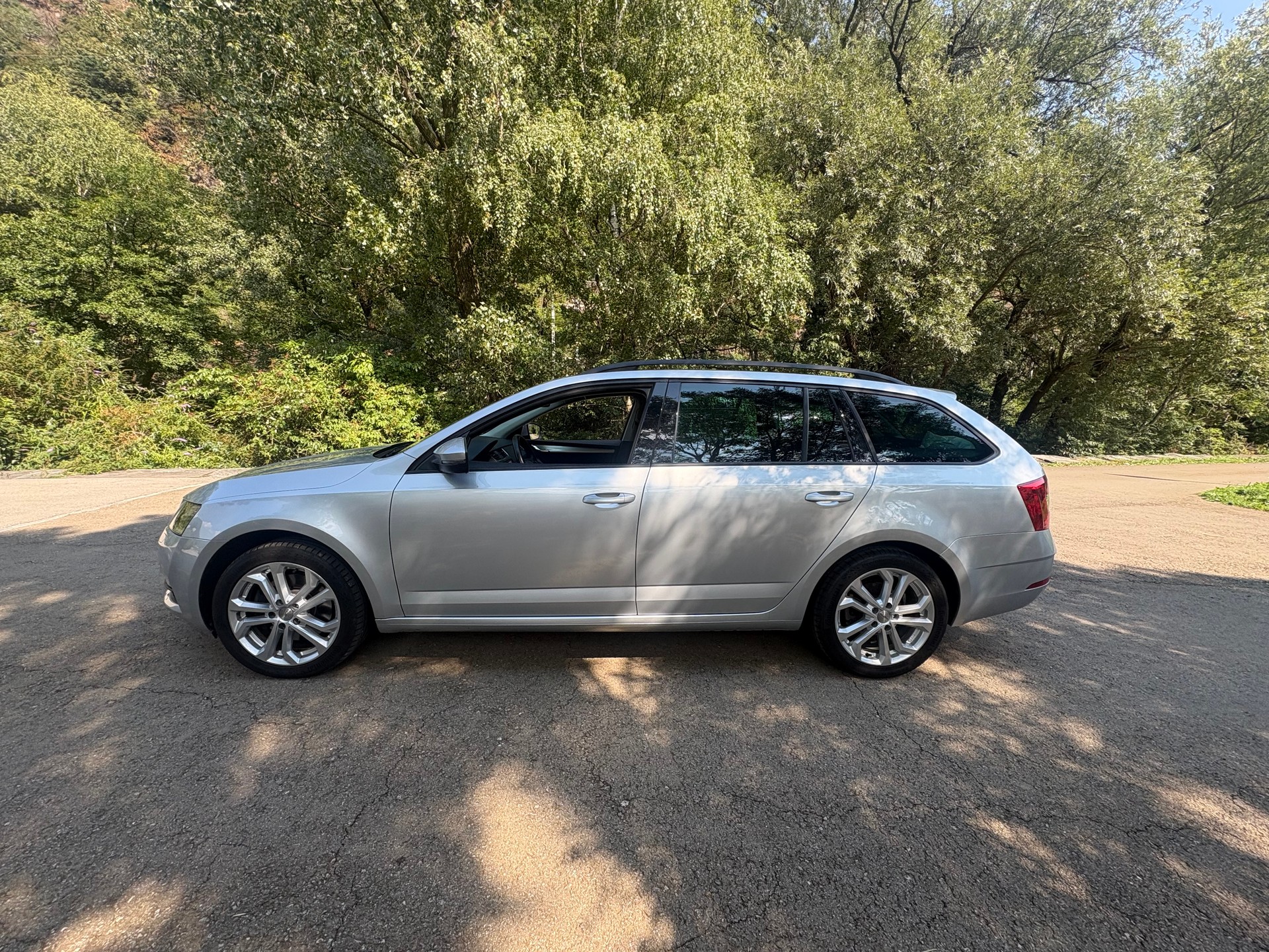 SKODA Octavia Combi 2.0 TDI Ambition 4x4 DSG-image-5