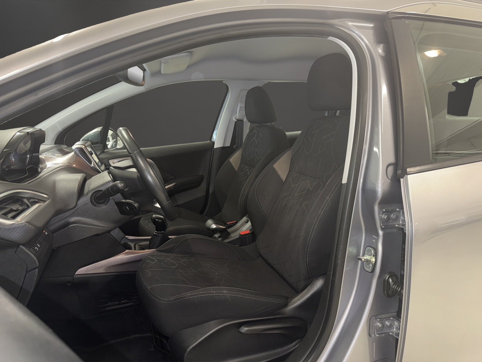 PEUGEOT 2008 1.2 VTI Active-image-6