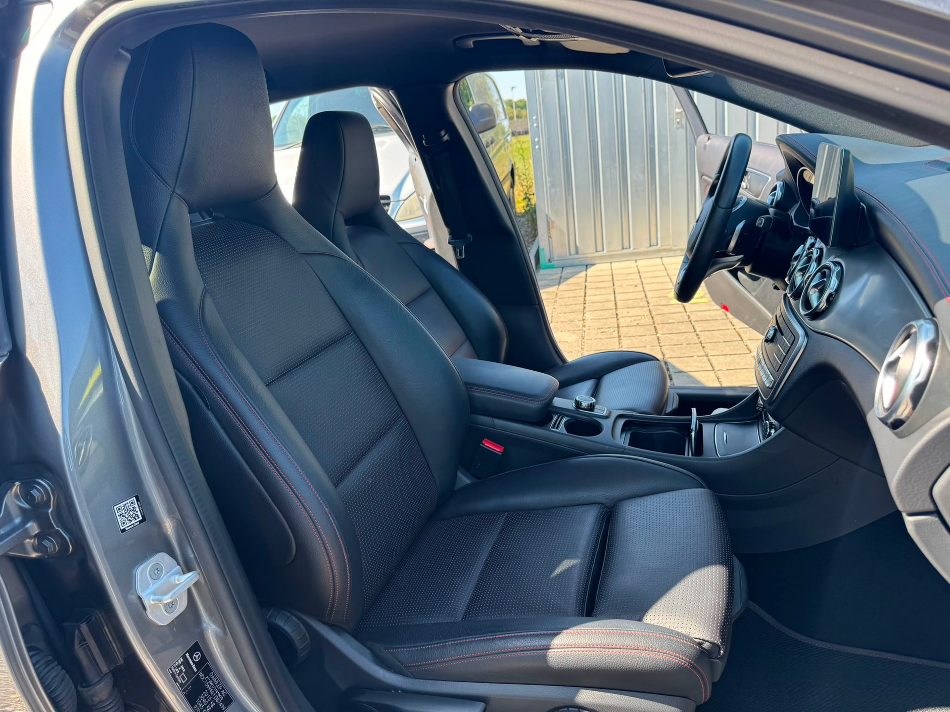 MERCEDES-BENZ GLA 250 AMG Line 4Matic 7G-DCT-image-14
