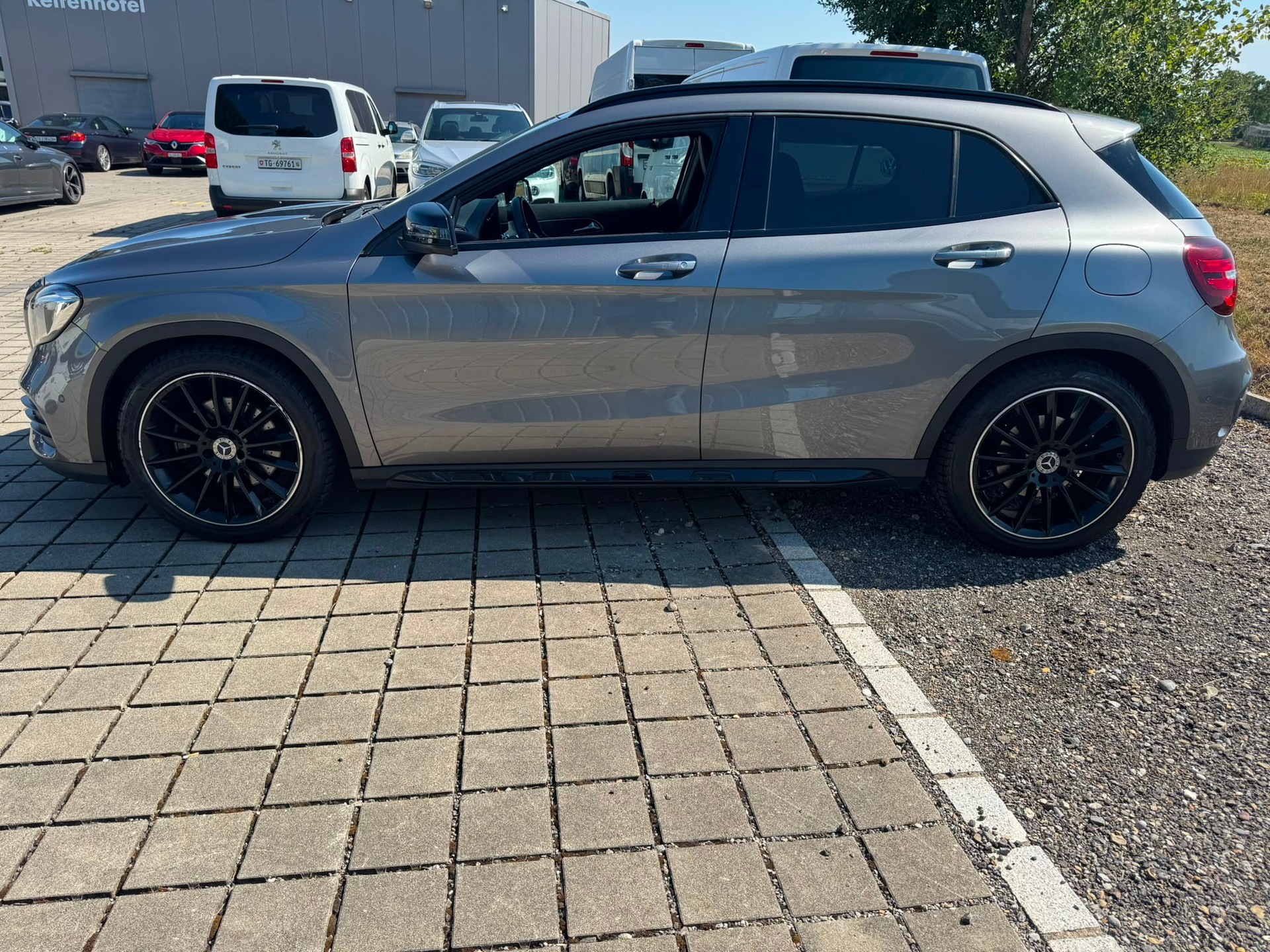 MERCEDES-BENZ GLA 250 AMG Line 4Matic 7G-DCT-image-3
