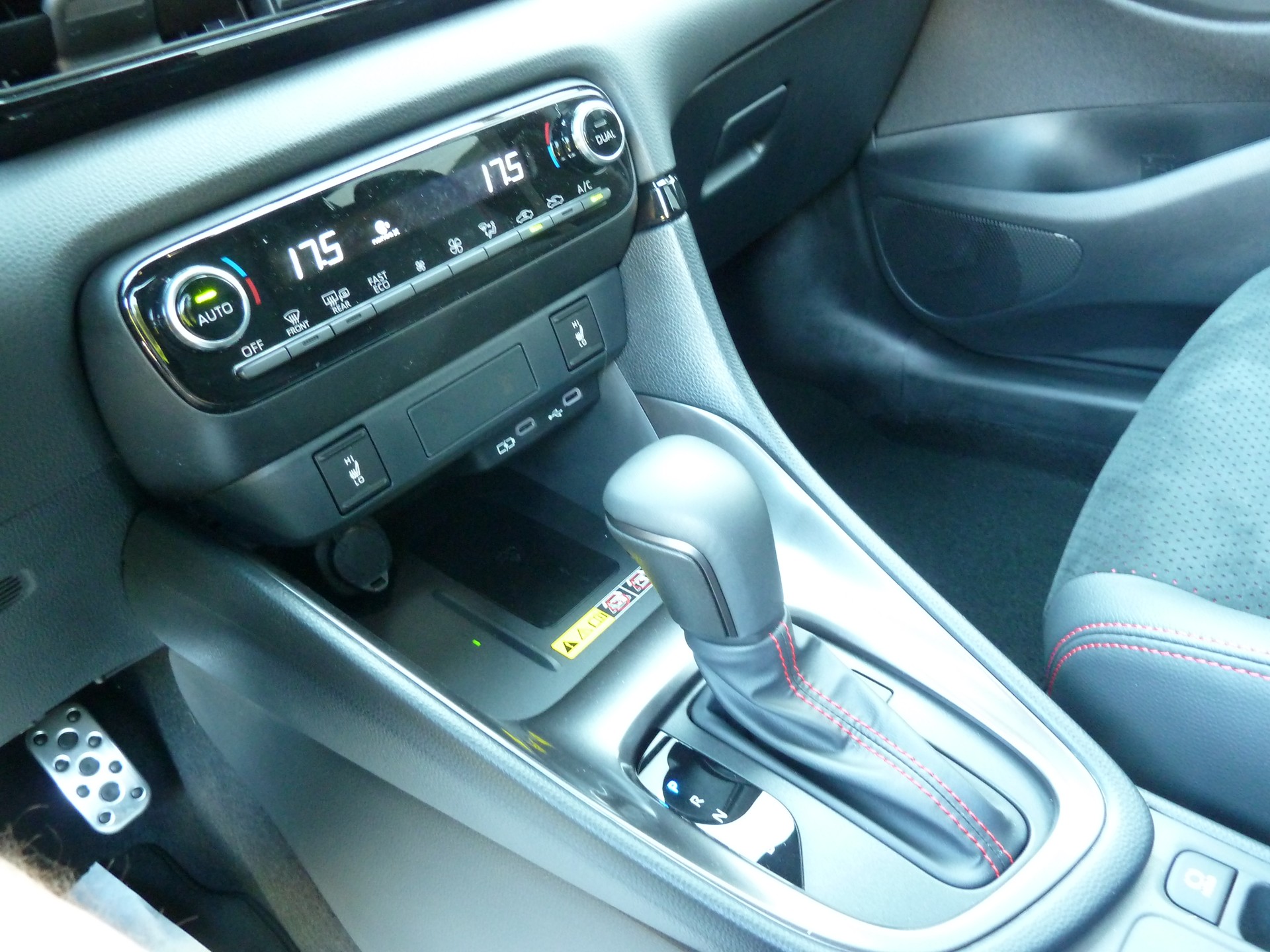 TOYOTA Yaris 1.5 GR Sport e-CVT-image-14