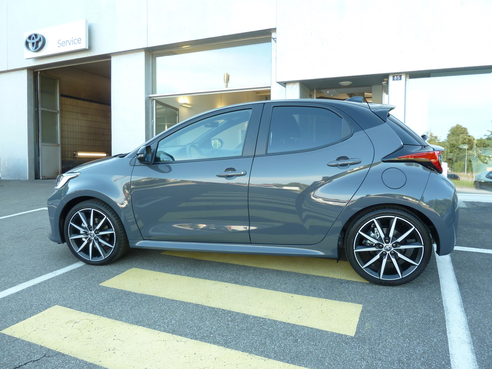 TOYOTA Yaris 1.5 GR Sport e-CVT-image-3