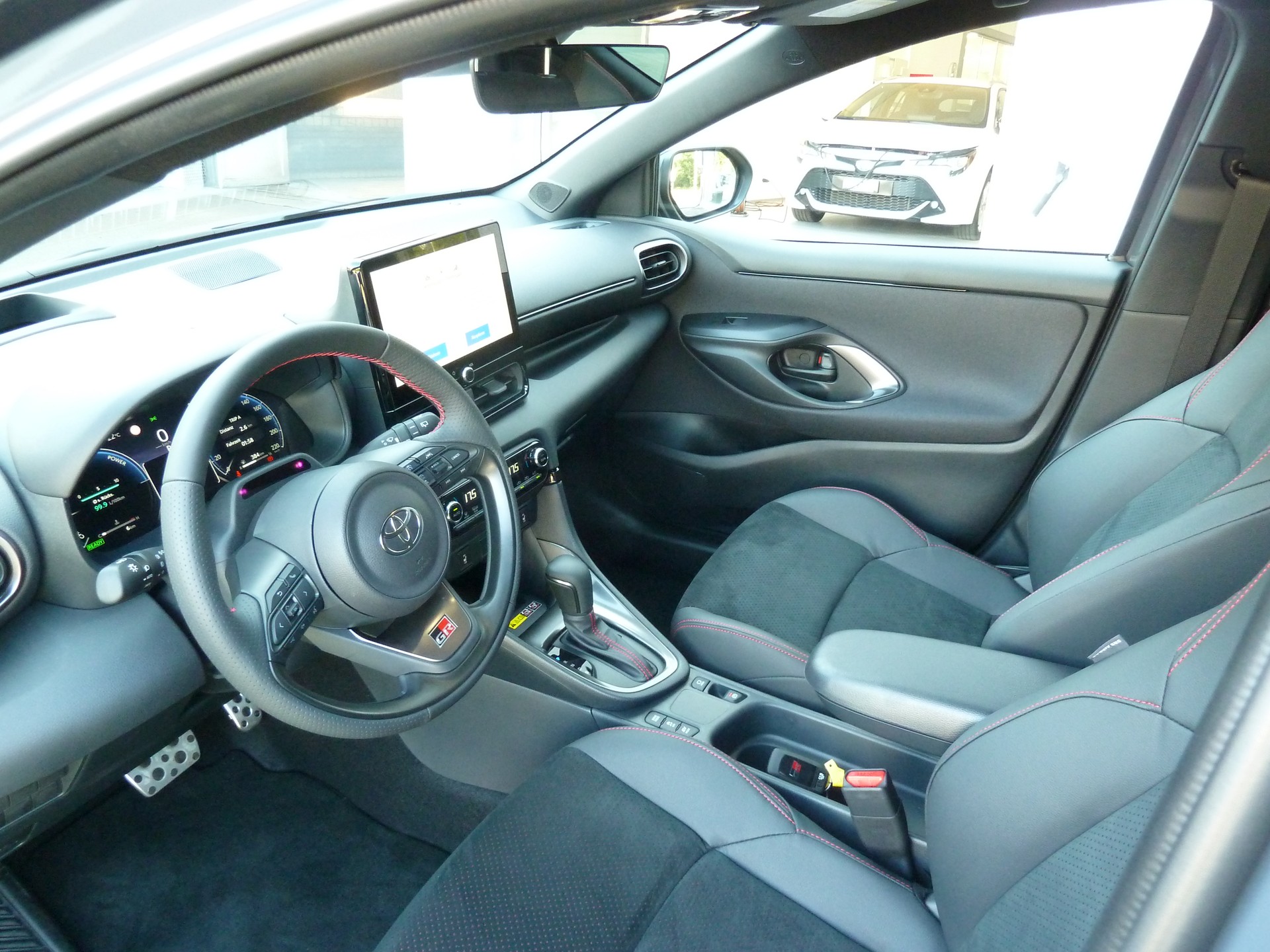 TOYOTA Yaris 1.5 GR Sport e-CVT-image-12