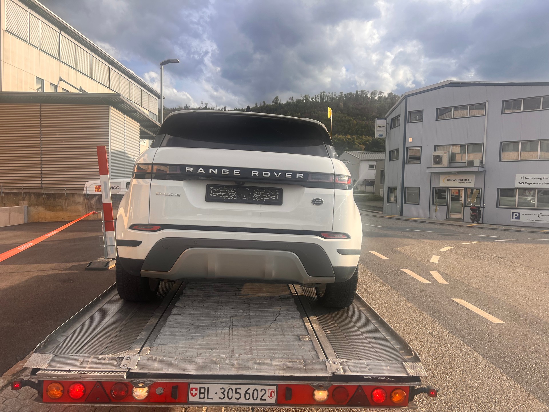 LAND ROVER Range Rover Evoque R-Dynamic D 180 AT9-image-5