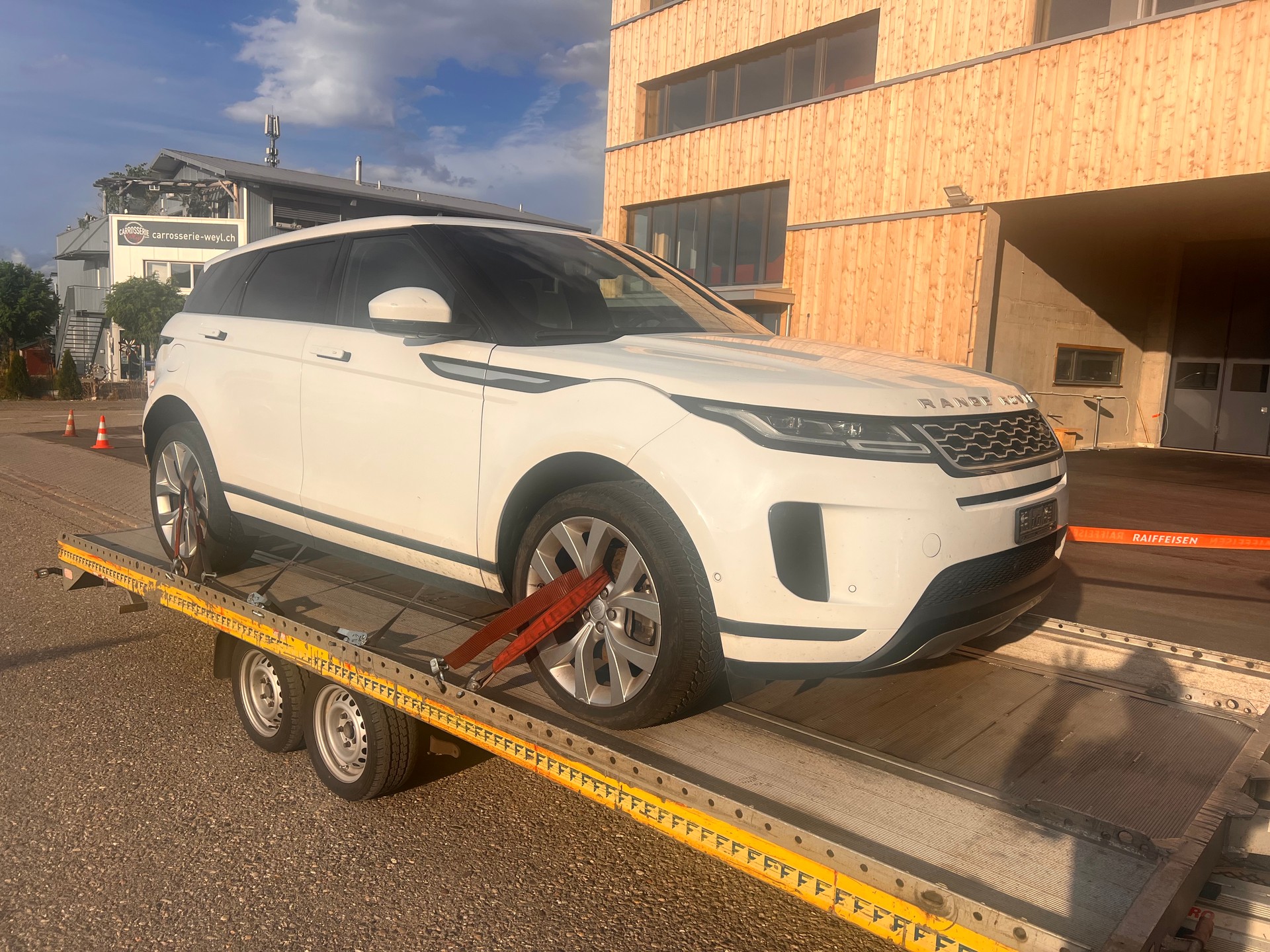 LAND ROVER Range Rover Evoque R-Dynamic D 180 AT9-image-2
