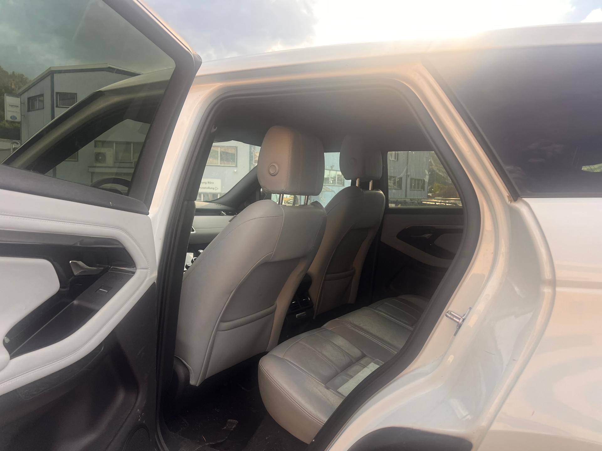 LAND ROVER Range Rover Evoque R-Dynamic D 180 AT9-image-11