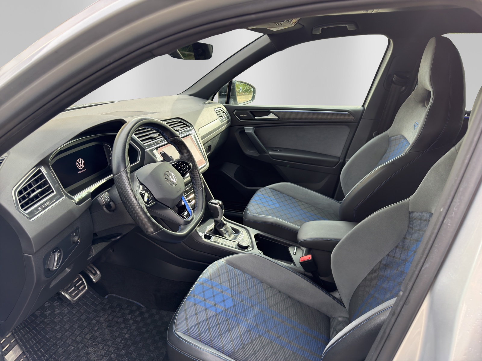 VW Tiguan 2.0TSI R 4Motion DSG-image-8