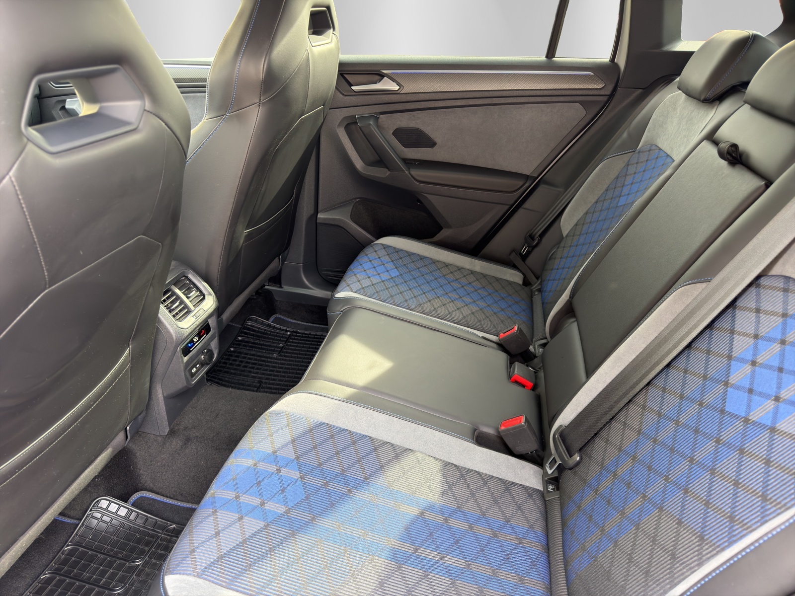 VW Tiguan 2.0TSI R 4Motion DSG-image-10