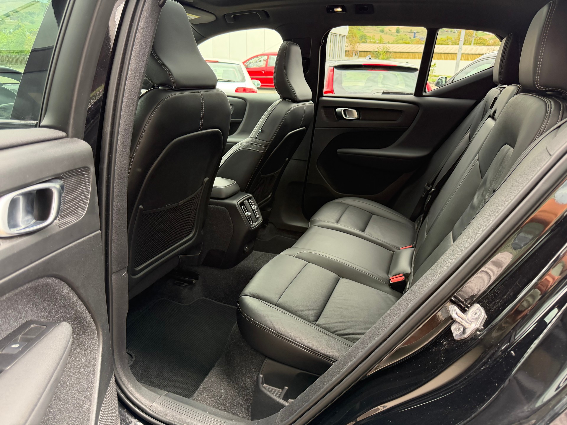 VOLVO XC40 P8 Twin Pro AWD ***Anhängerkupplung 1500Kg***-image-28