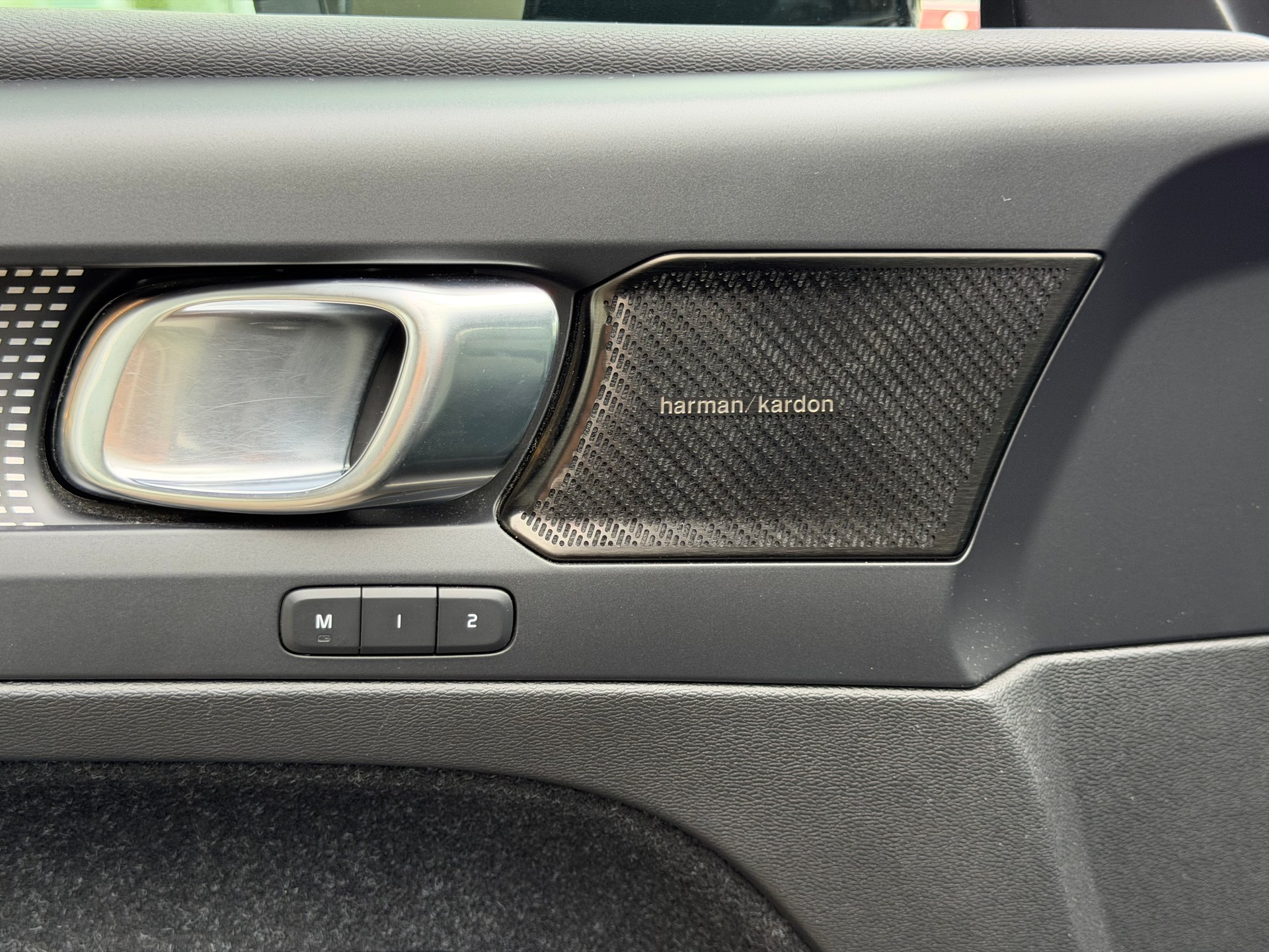 VOLVO XC40 P8 Twin Pro AWD ***Anhängerkupplung 1500Kg***-image-16