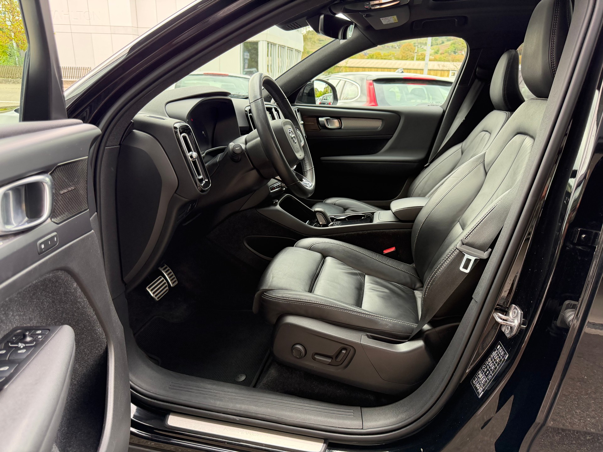 VOLVO XC40 P8 Twin Pro AWD ***Anhängerkupplung 1500Kg***-image-14