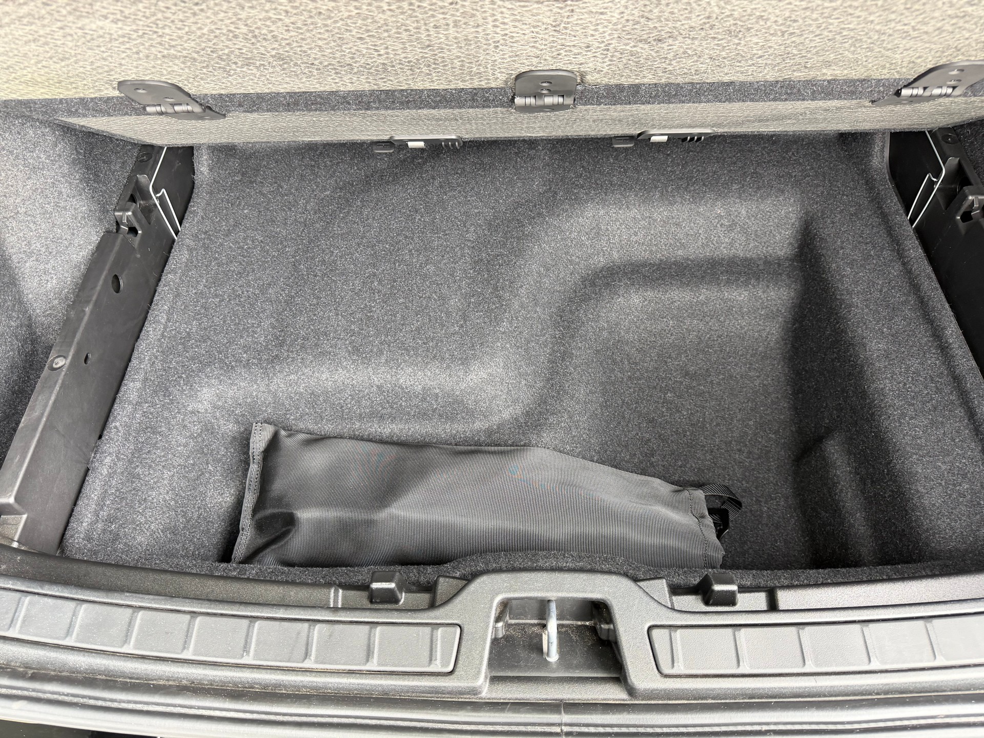 VOLVO XC40 P8 Twin Pro AWD ***Anhängerkupplung 1500Kg***-image-6