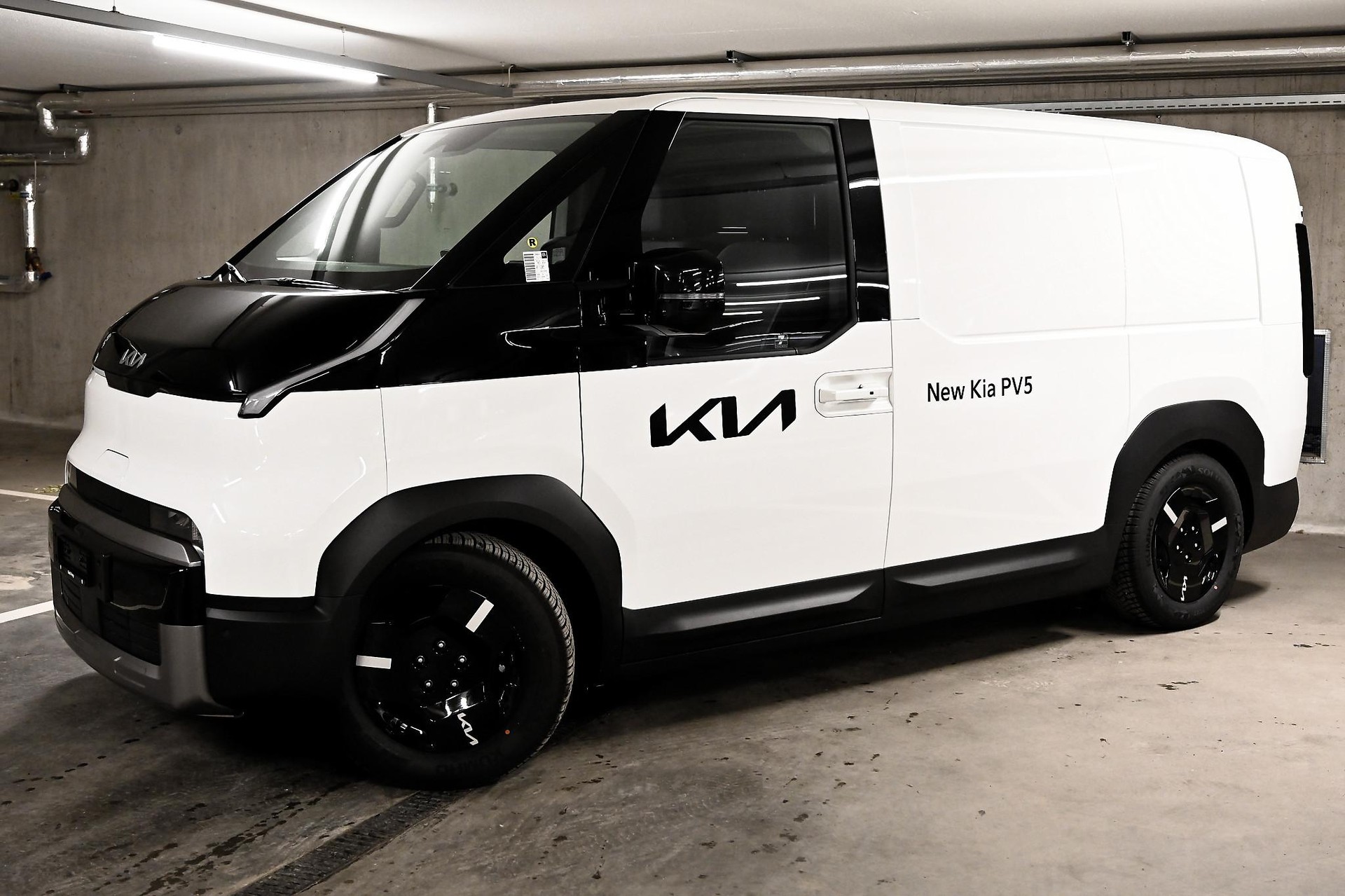 KIA PV5 Cargo 71.2 kWh Plus-image-1