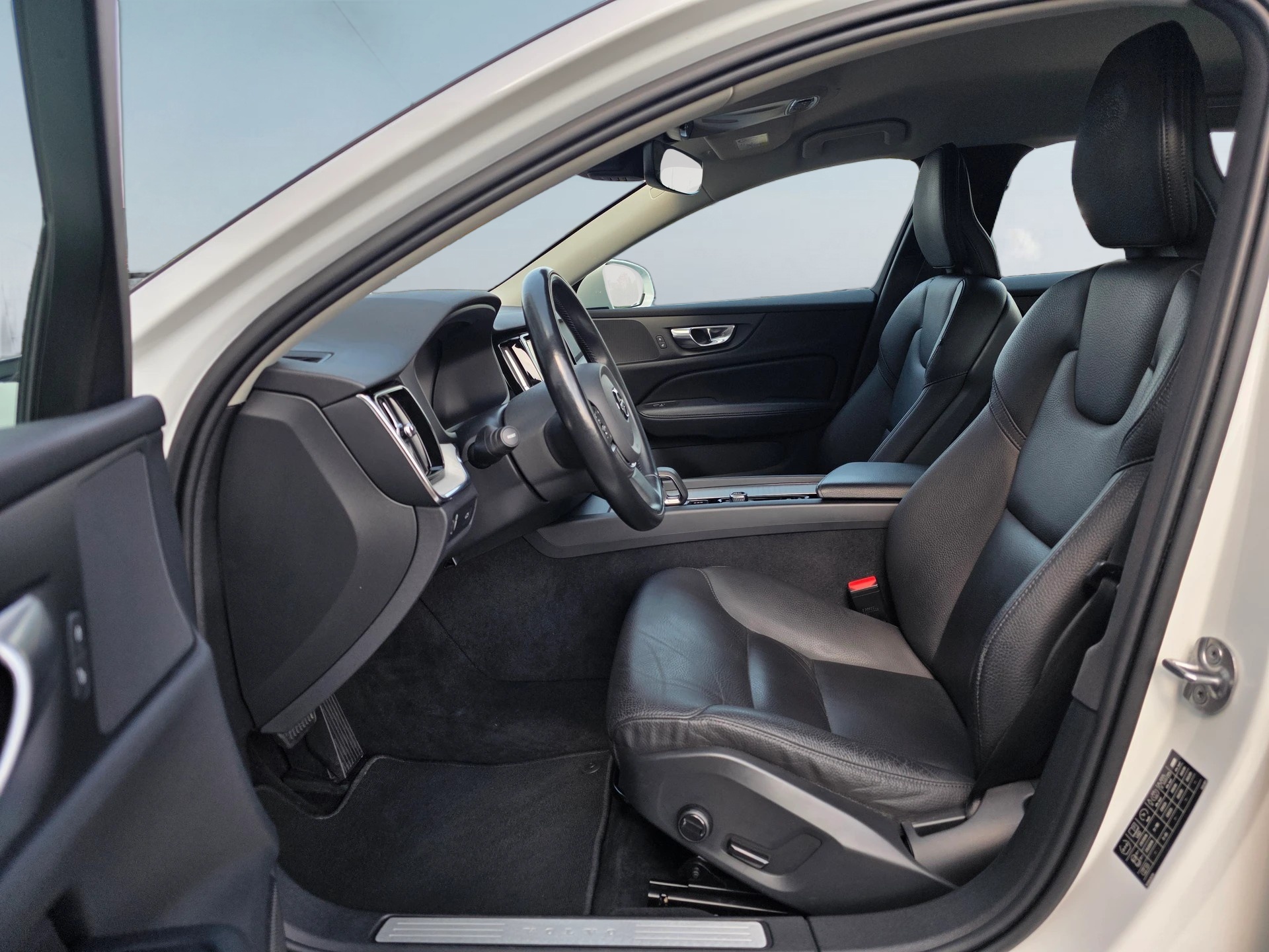 VOLVO VOLVO V60 Cross Country B4 D AWD Geartronic | CH-Fahrzeug | Gratis-Service bis 150'000 km | Top Zustand | Top Ausstattung-image-5