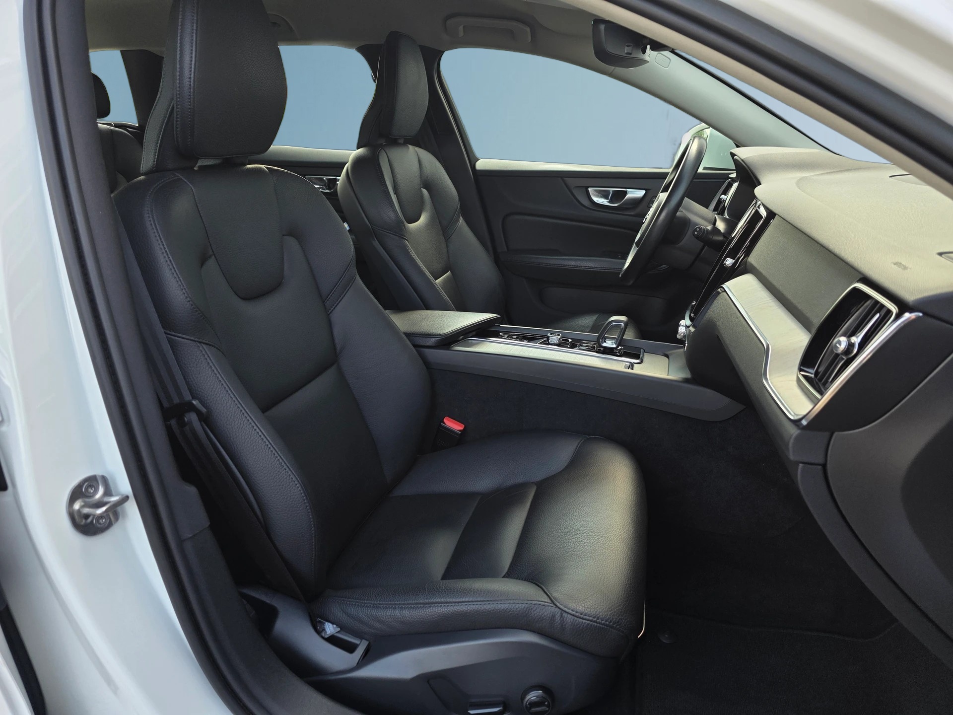 VOLVO VOLVO V60 Cross Country B4 D AWD Geartronic | CH-Fahrzeug | Gratis-Service bis 150'000 km | Top Zustand | Top Ausstattung-image-16
