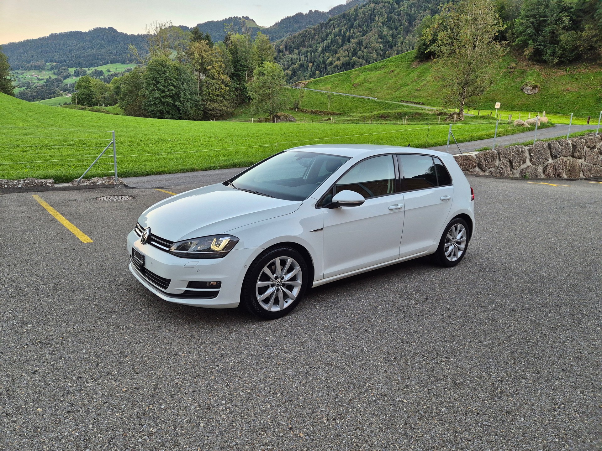 VW Golf 1.4 TSI Lounge-image-1