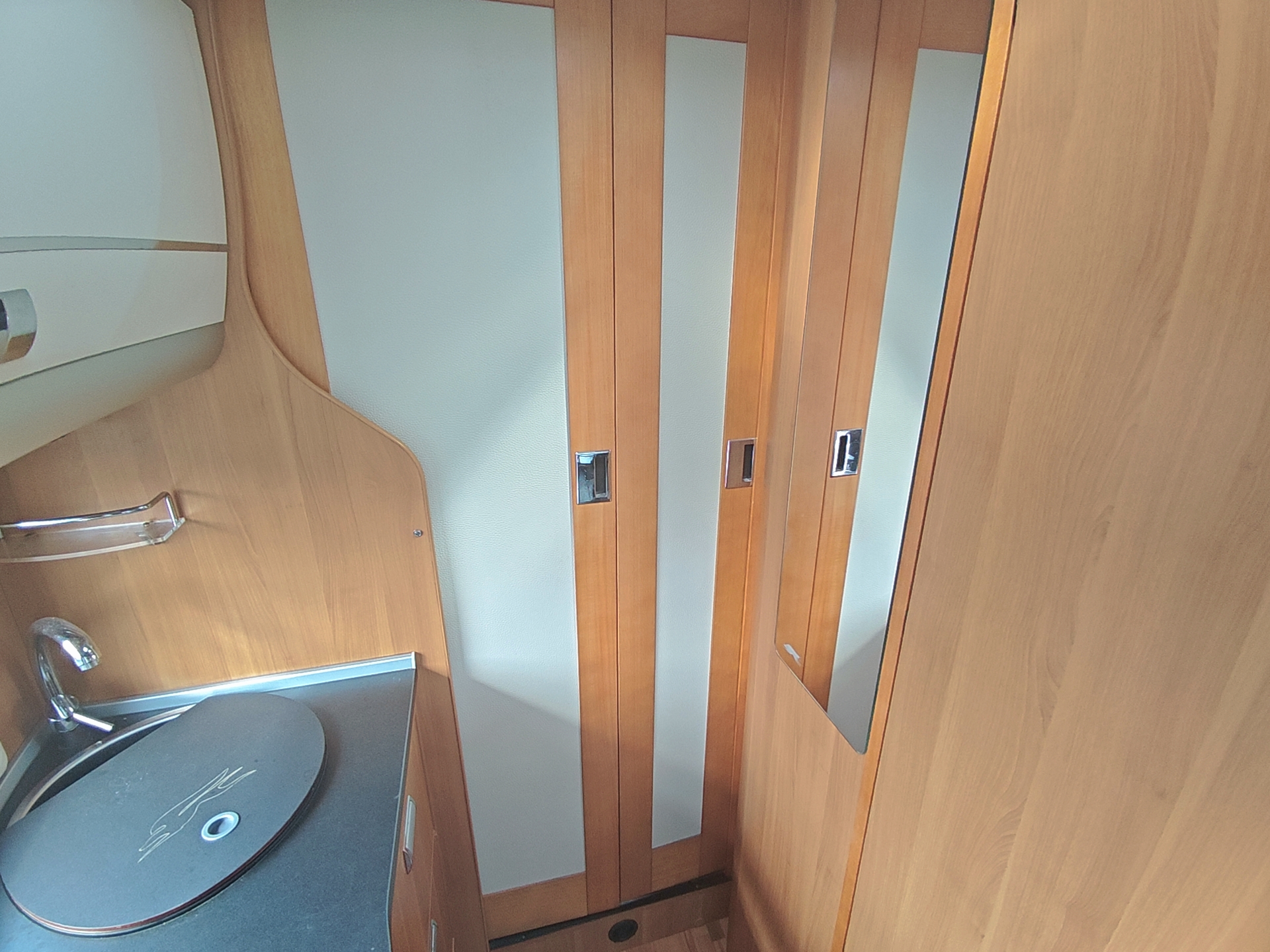 LAIKA Ecovip 309***erstklassige Hymer-Qualität mit winterfestem Aufbau, bequemen Längsbetten und stilvollem italienischem Design***-image-21
