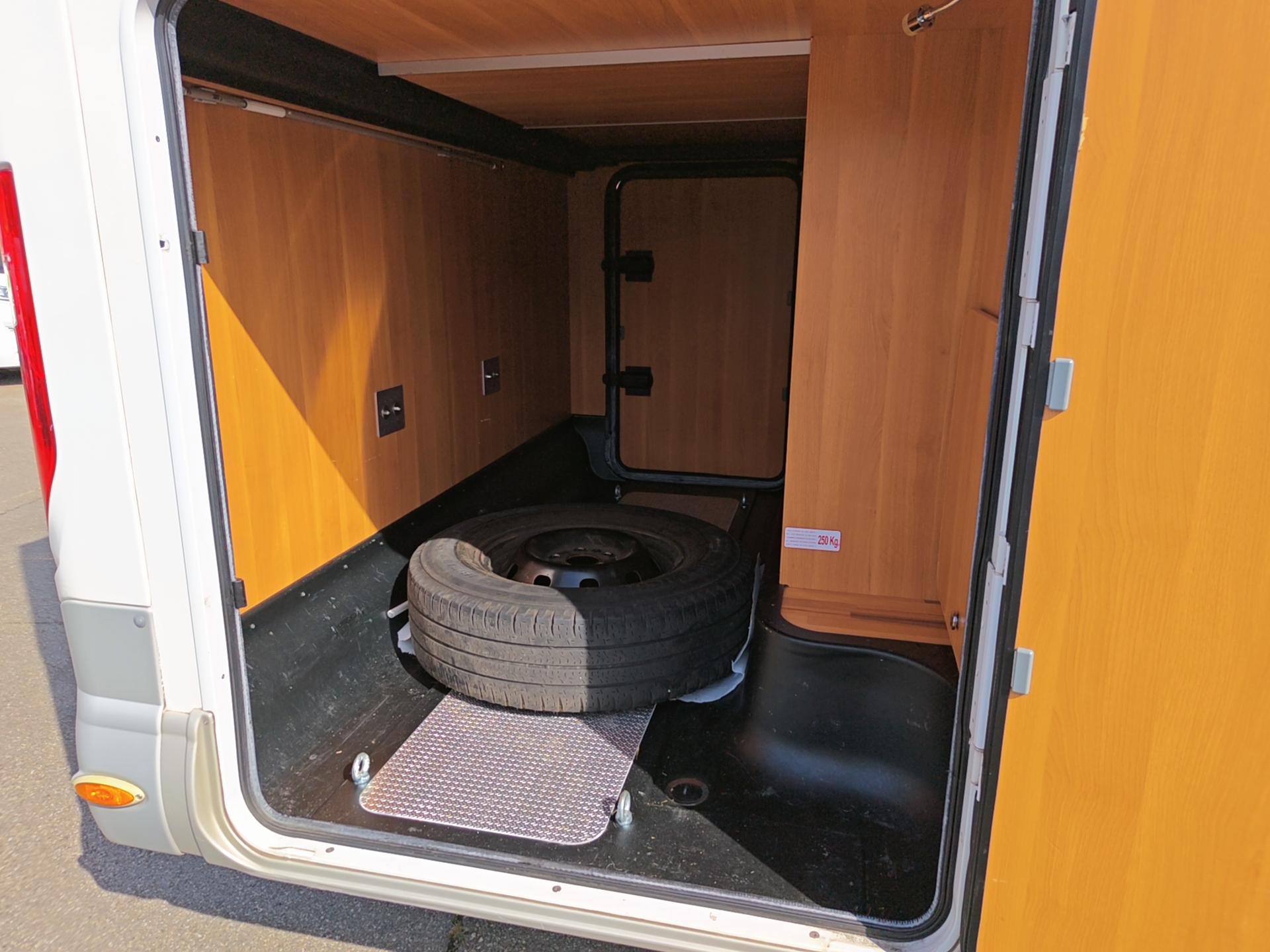 LAIKA Ecovip 309***erstklassige Hymer-Qualität mit winterfestem Aufbau, bequemen Längsbetten und stilvollem italienischem Design***-image-16