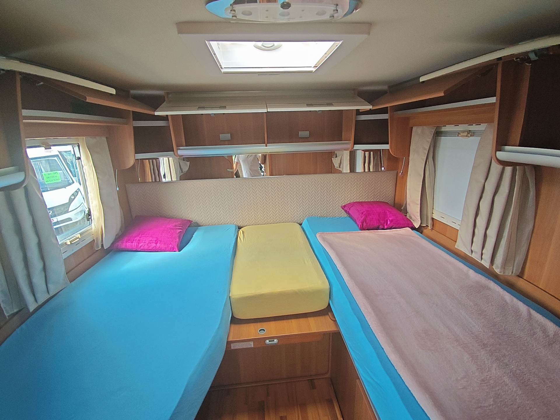 LAIKA Ecovip 309***erstklassige Hymer-Qualität mit winterfestem Aufbau, bequemen Längsbetten und stilvollem italienischem Design***-image-4
