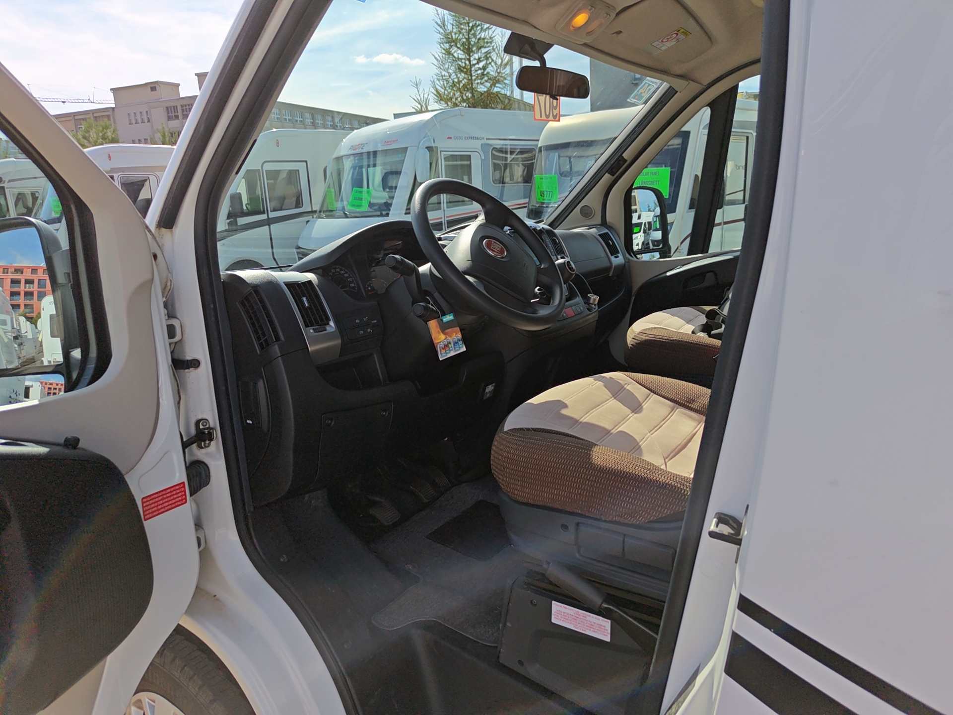 LAIKA Ecovip 309***erstklassige Hymer-Qualität mit winterfestem Aufbau, bequemen Längsbetten und stilvollem italienischem Design***-image-12