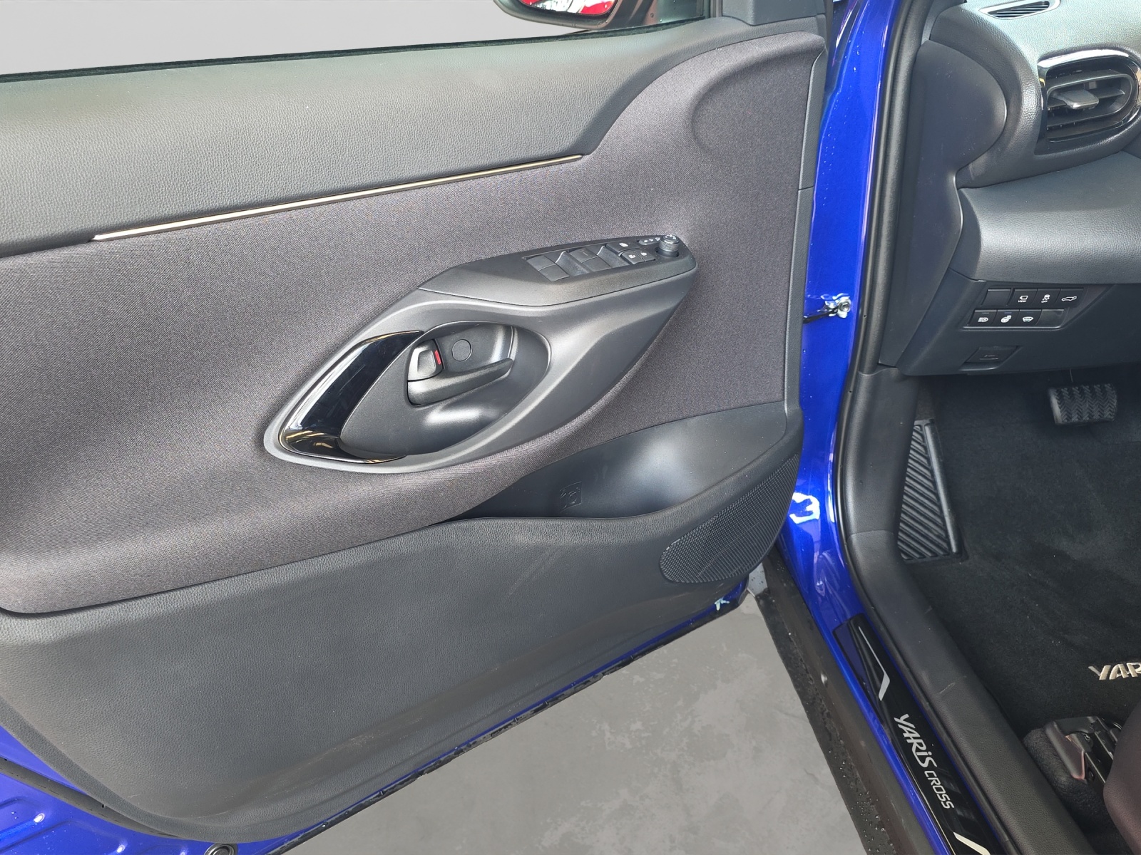 TOYOTA Yaris Cross 1.5 VVT-i HSD Premium AWD-i-image-11