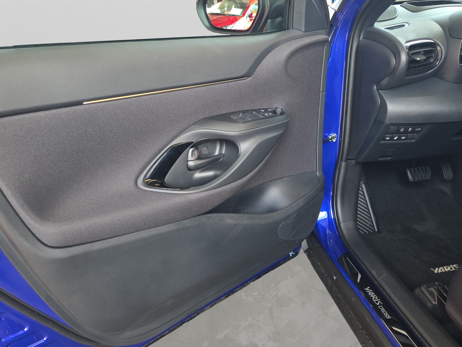 TOYOTA Yaris Cross 1.5 VVT-i HSD Premium AWD-i-image-13
