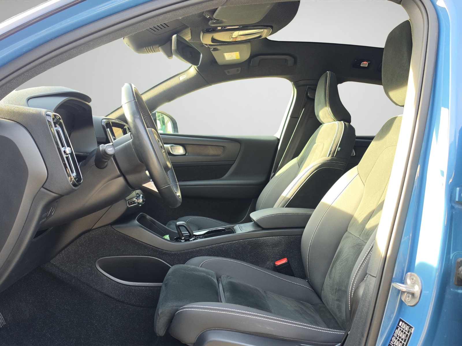 VOLVO C40 P8 Twin Recharge AWD-image-4