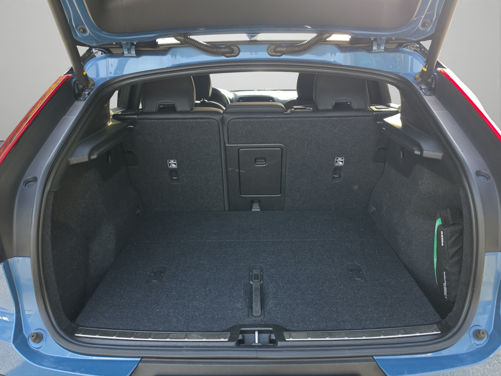 VOLVO C40 P8 Twin Recharge AWD-image-11