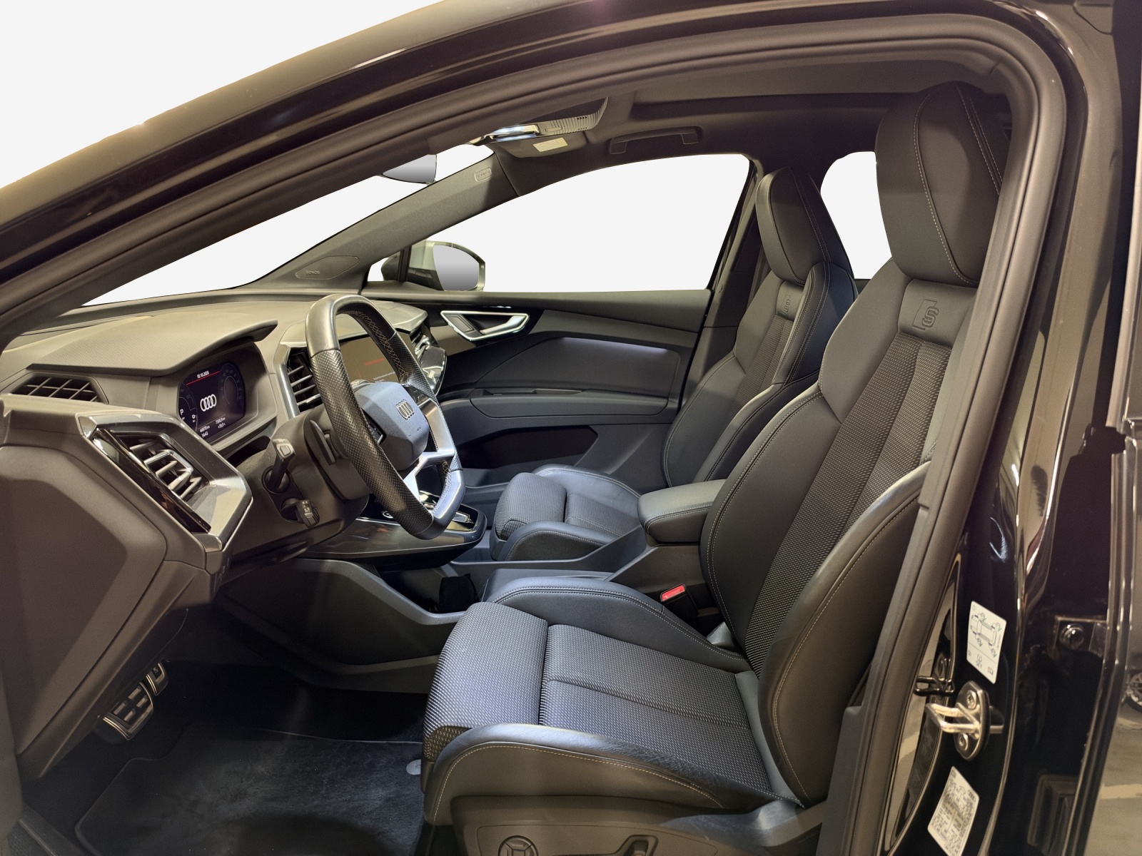 AUDI Q4 e-tron 50 quattro-image-8