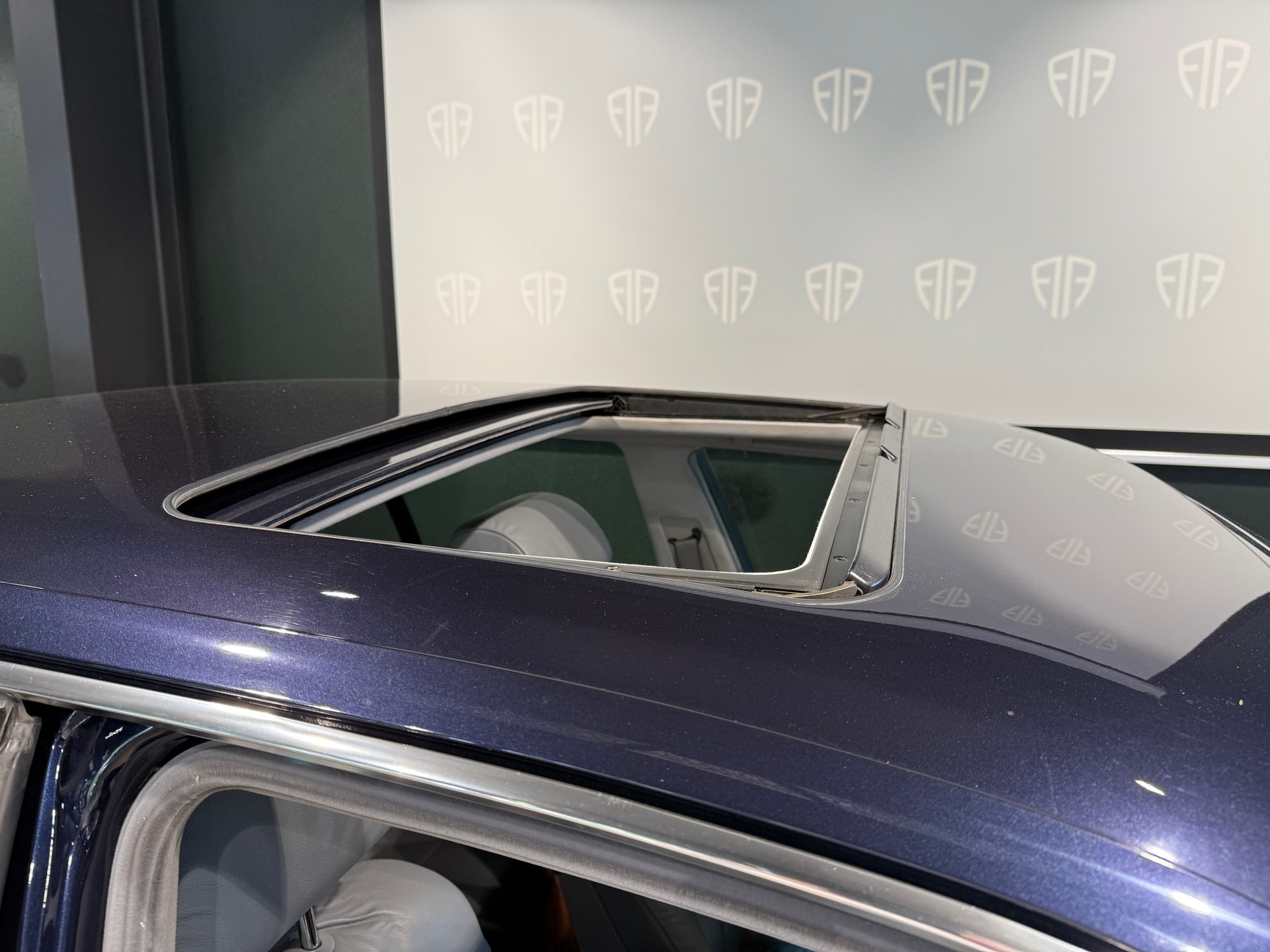 BMW 730i-image-19
