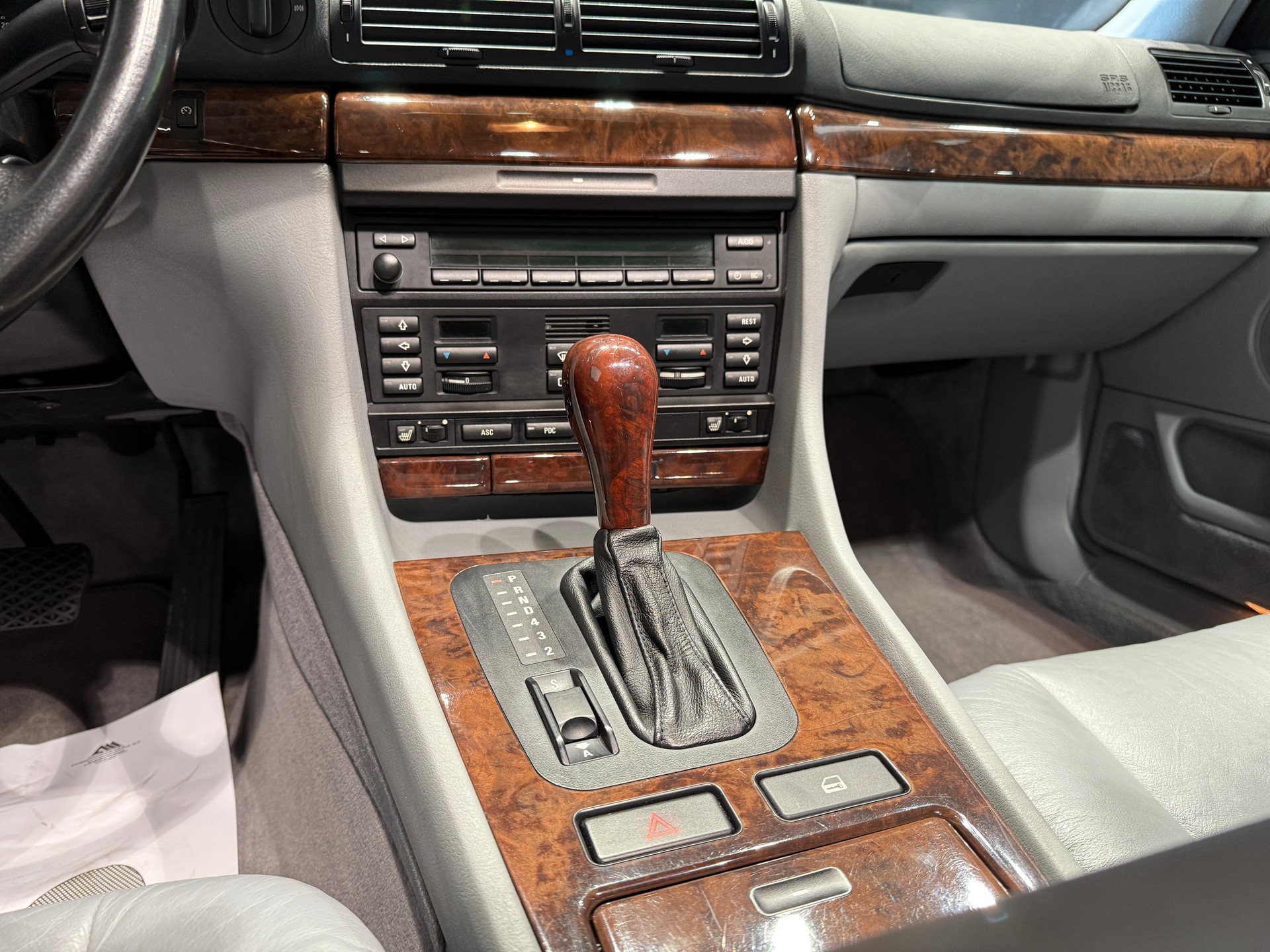 BMW 730i-image-9