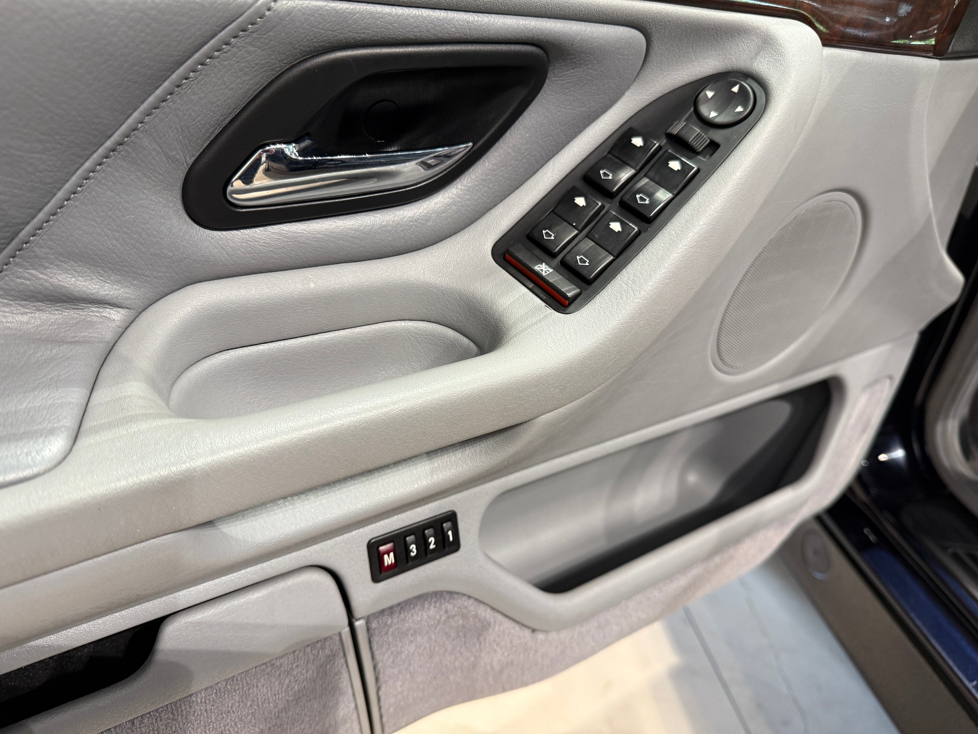 BMW 730i-image-15