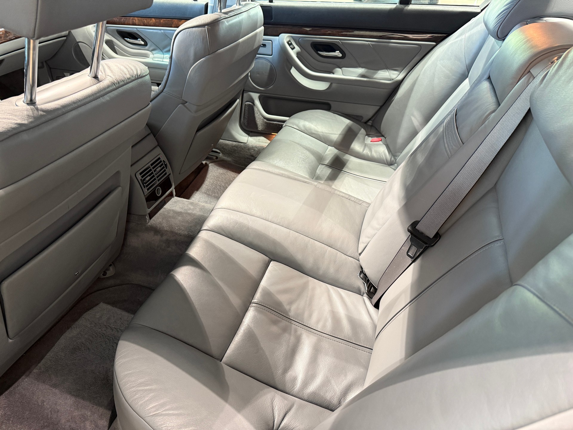BMW 730i-image-20