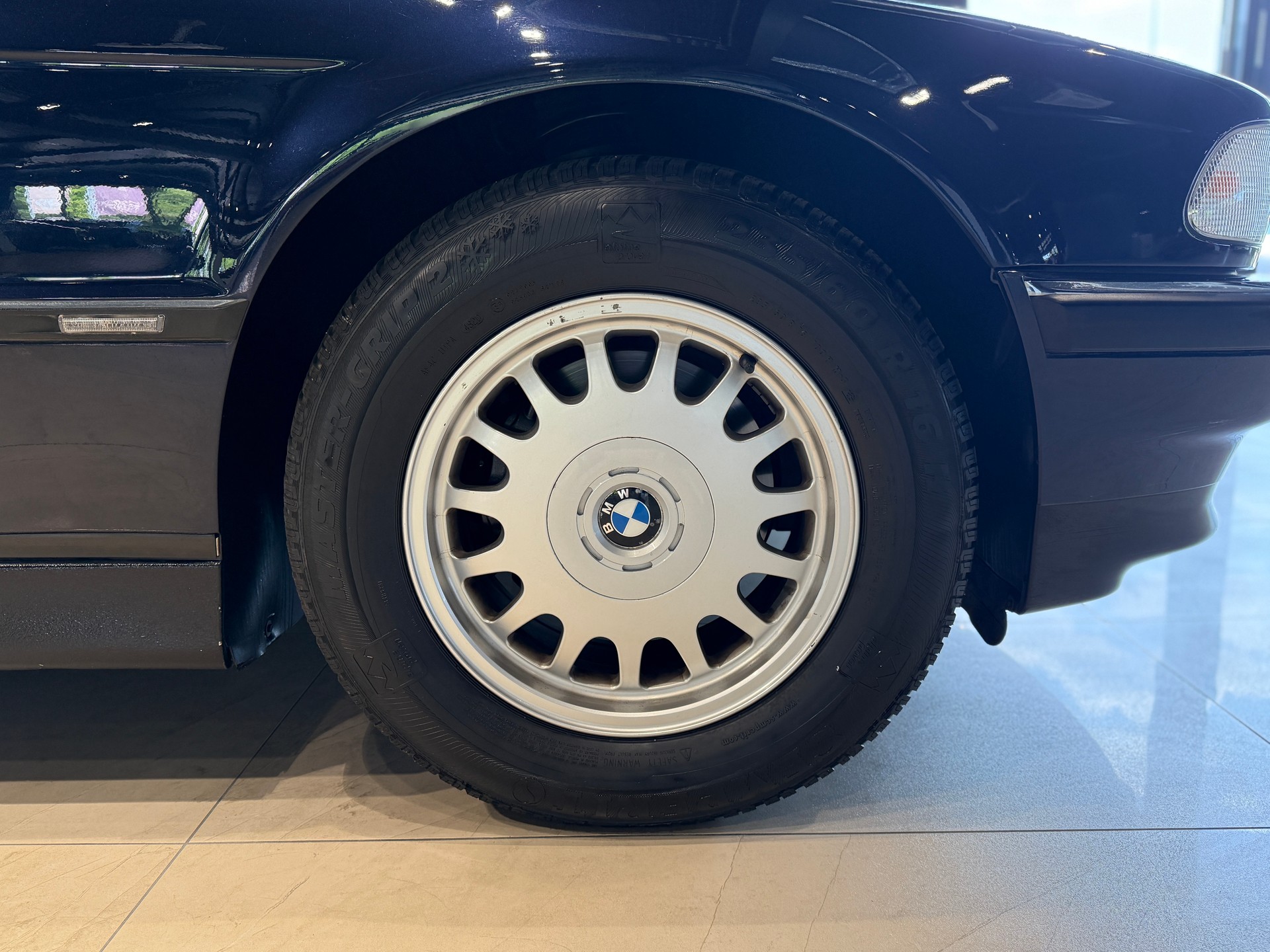 BMW 730i-image-3