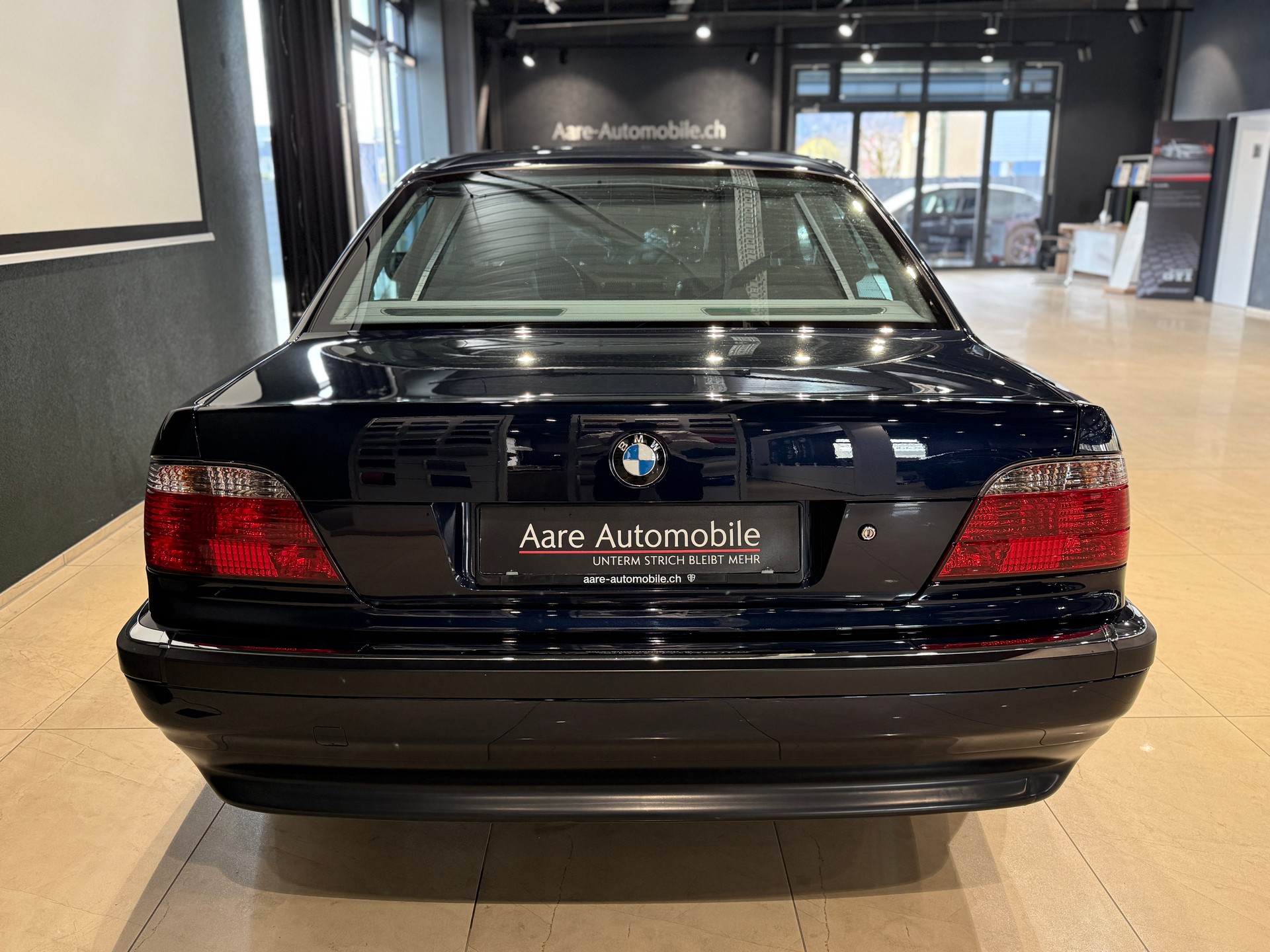 BMW 730i-image-5