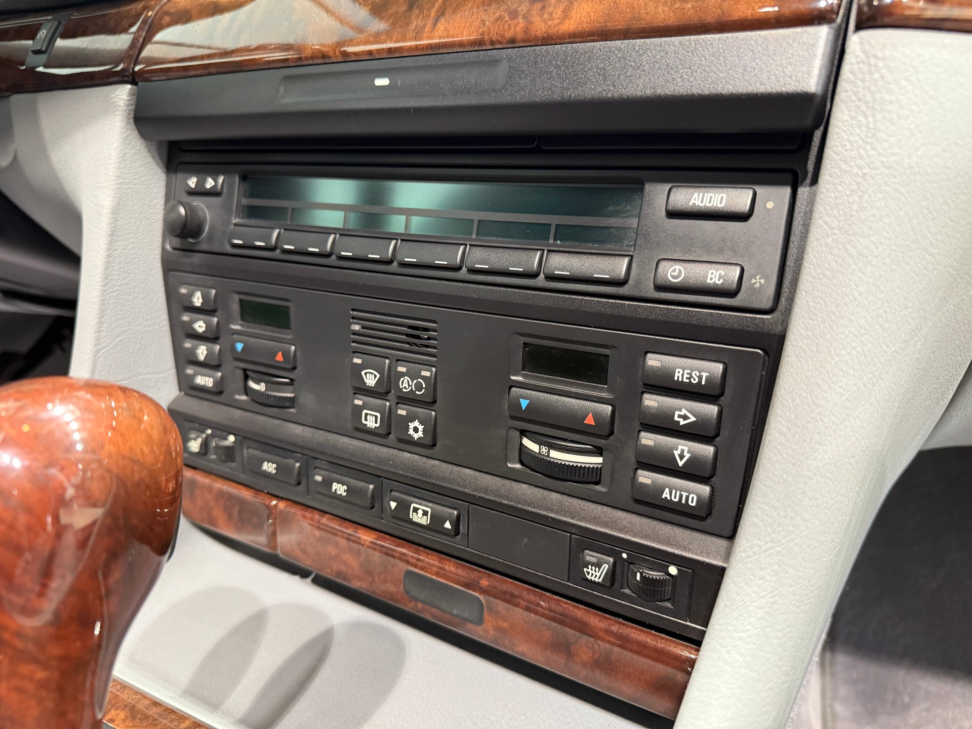 BMW 730i-image-17
