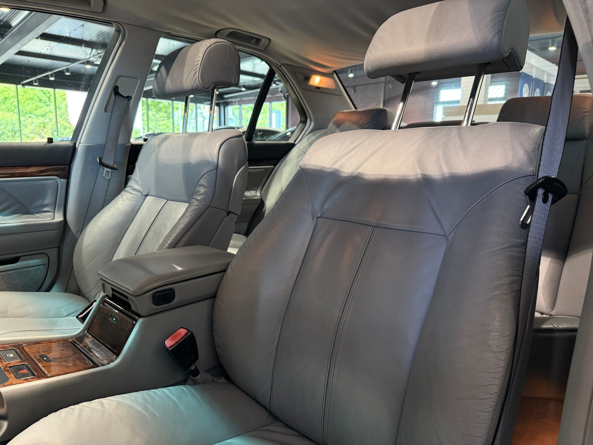 BMW 730i-image-13
