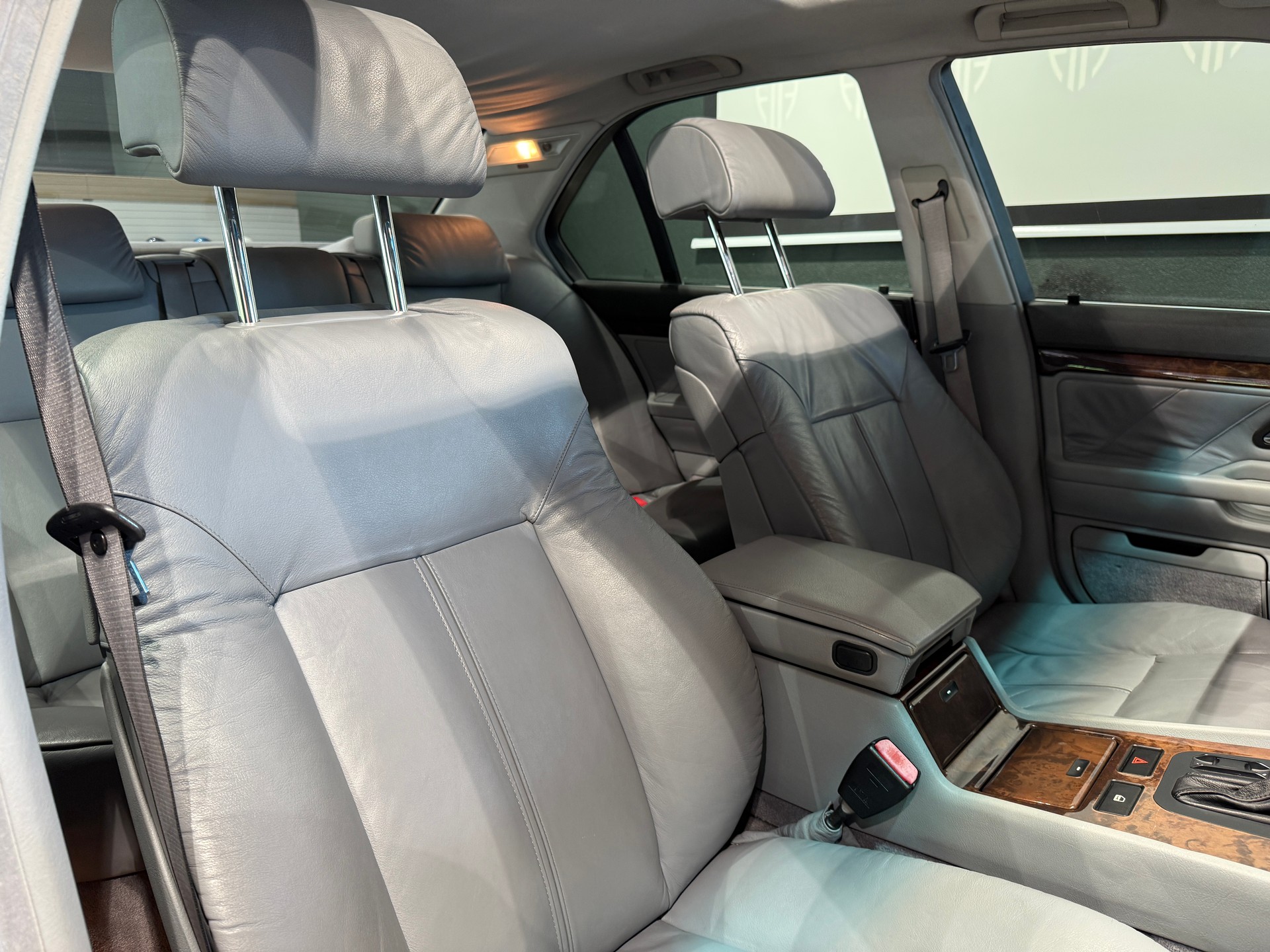 BMW 730i-image-12