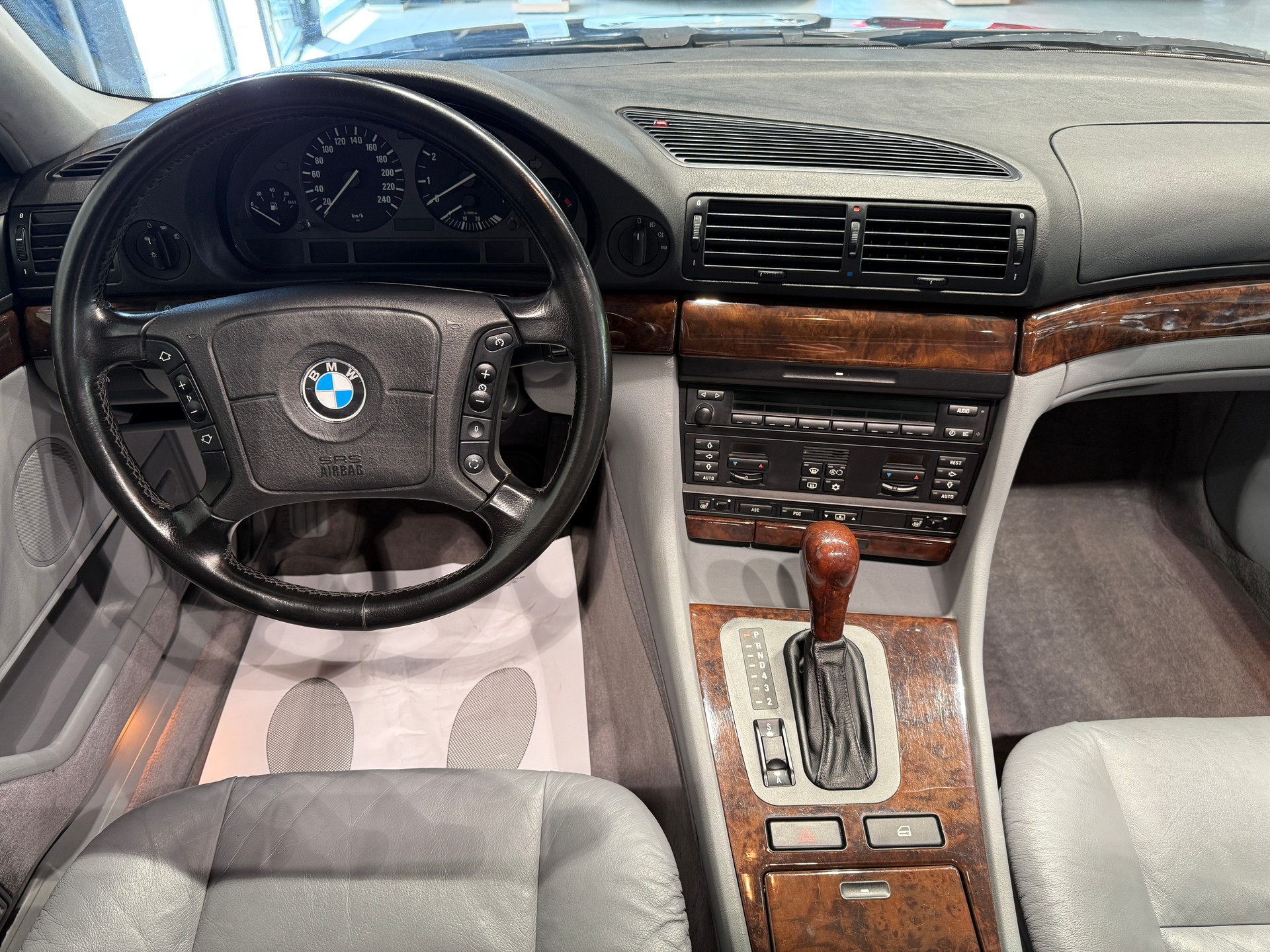BMW 730i-image-6