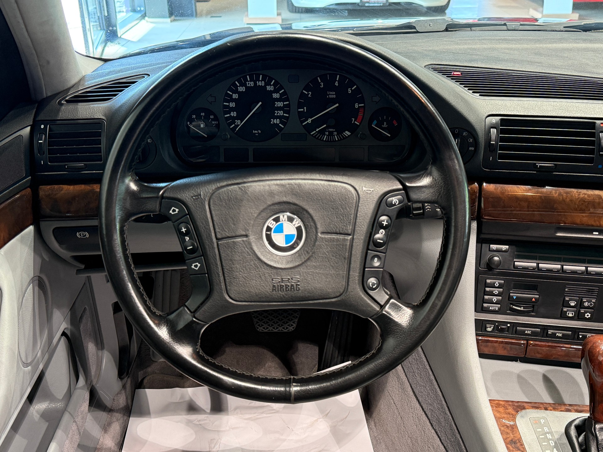 BMW 730i-image-7