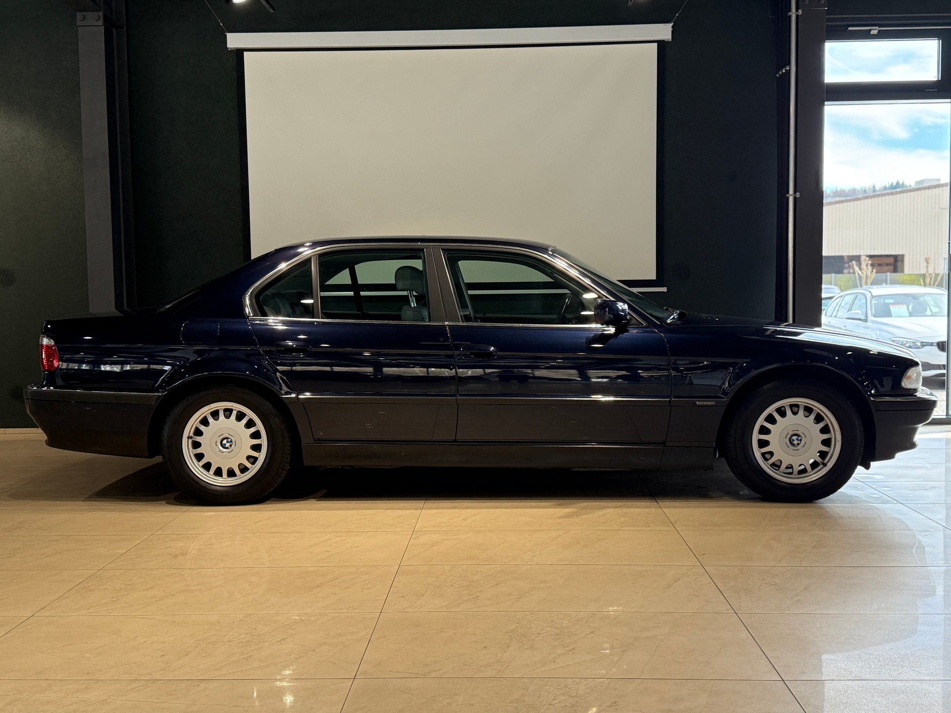 BMW 730i-image-2