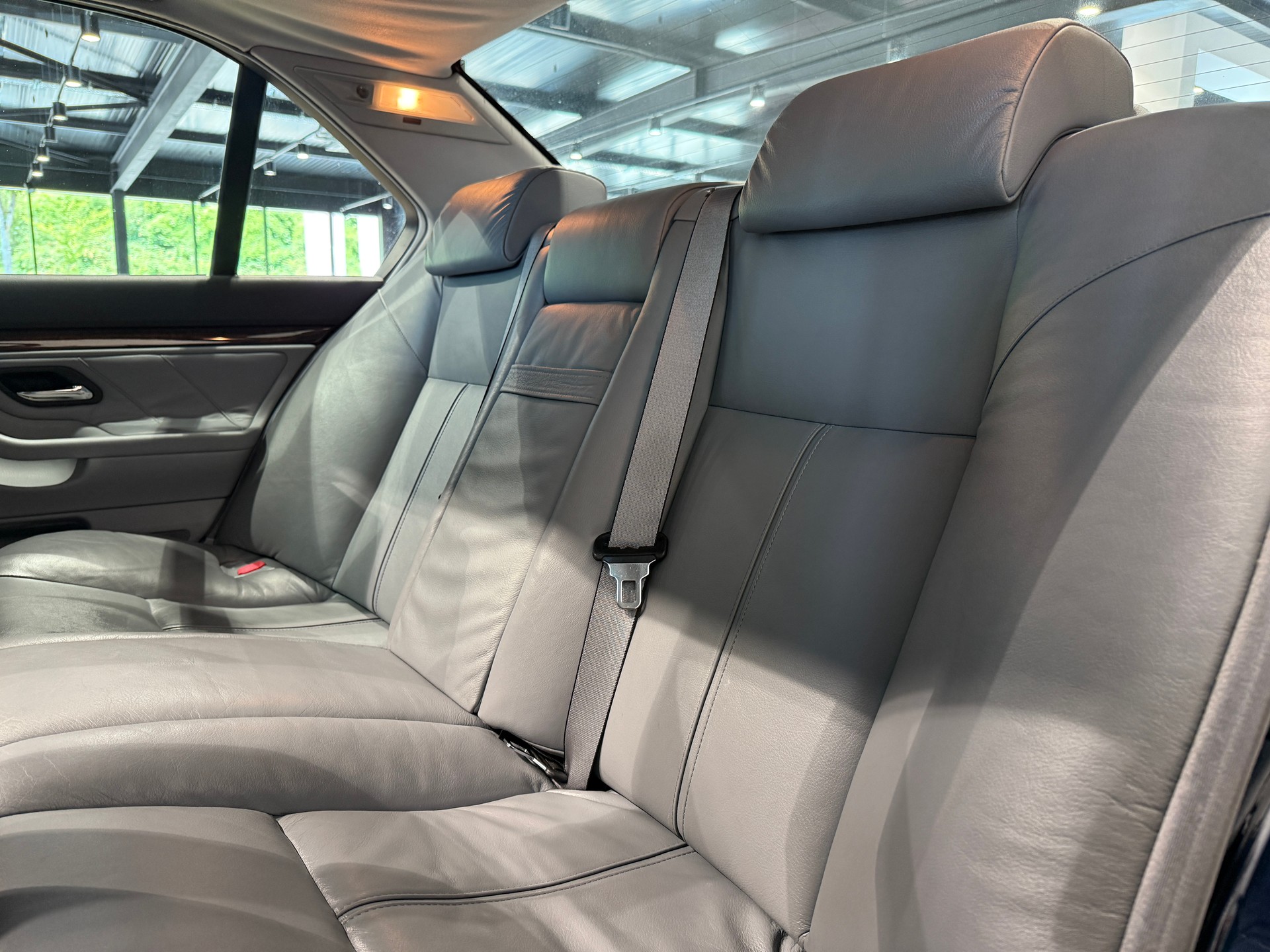 BMW 730i-image-21