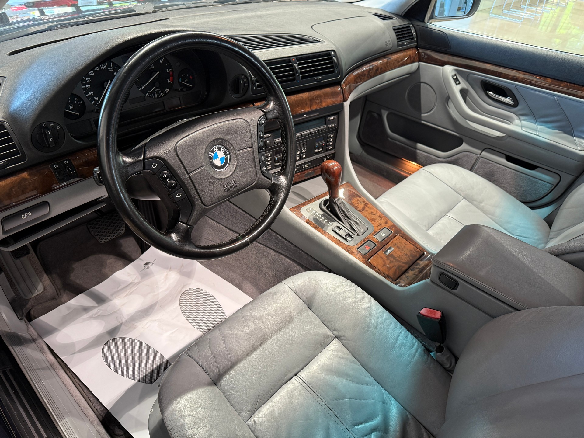 BMW 730i-image-8