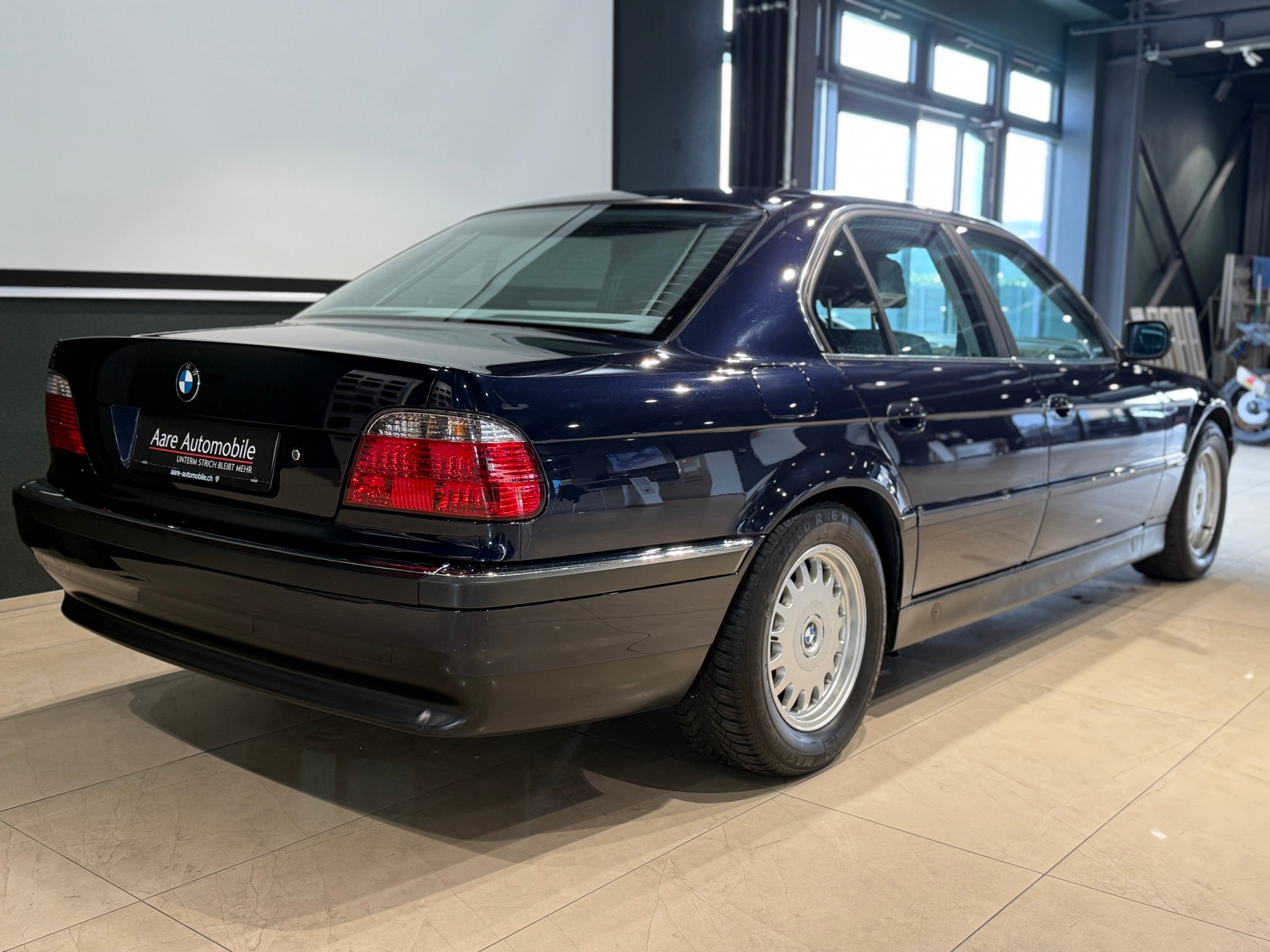 BMW 730i-image-4