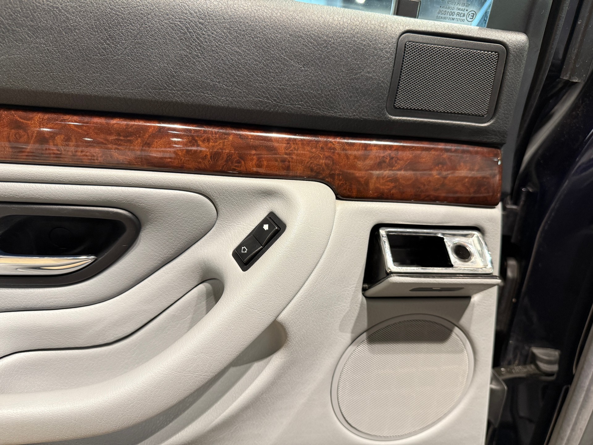 BMW 730i-image-16