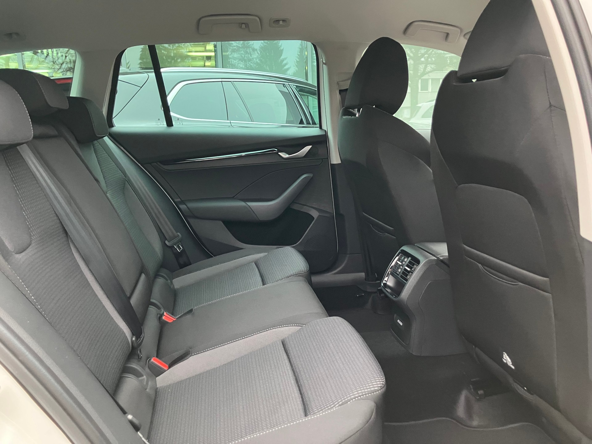 SKODA Octavia Combi 2.0 TSI DSG Selection 4x4-image-7