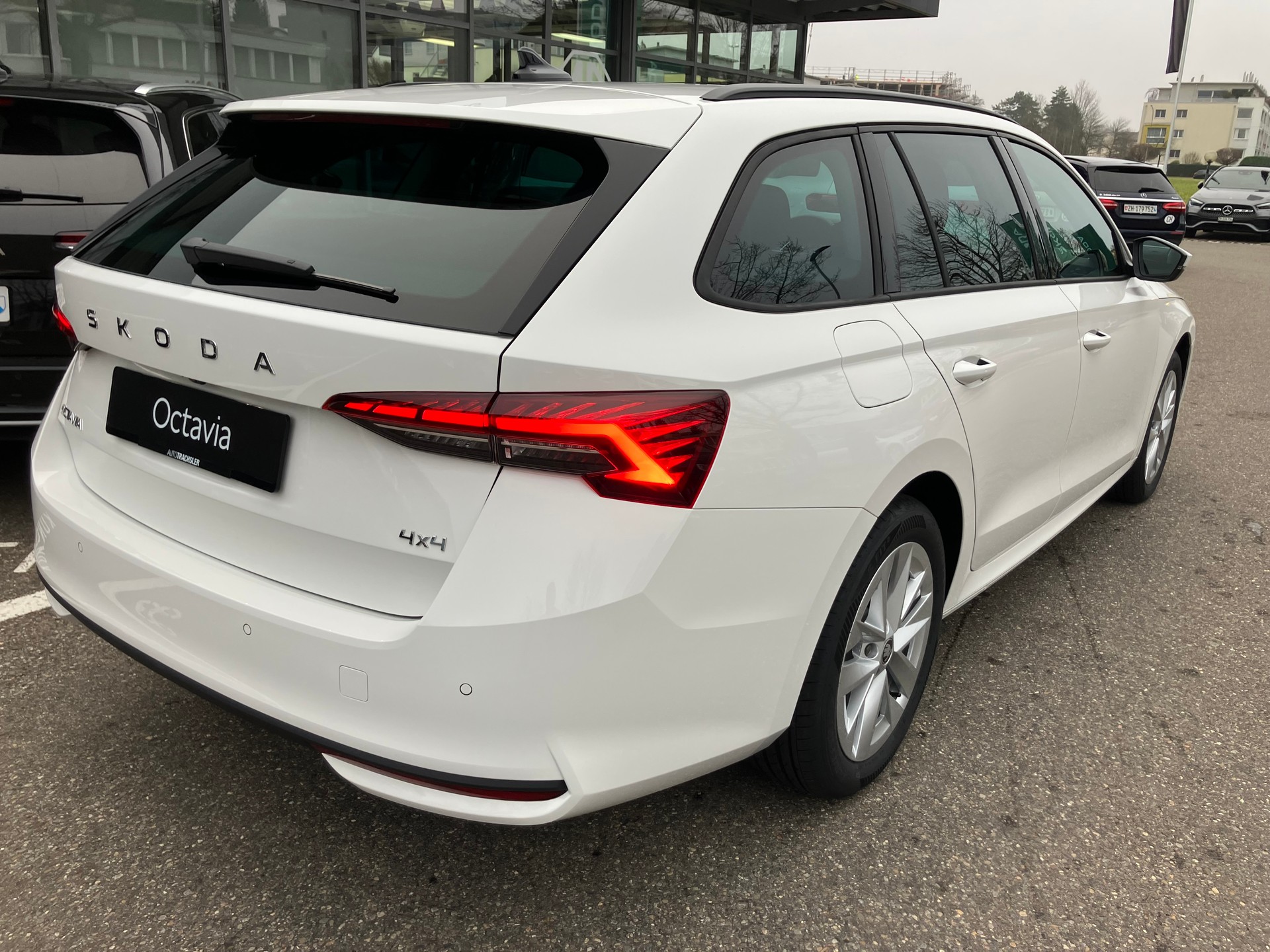 SKODA Octavia Combi 2.0 TSI DSG Selection 4x4-image-4